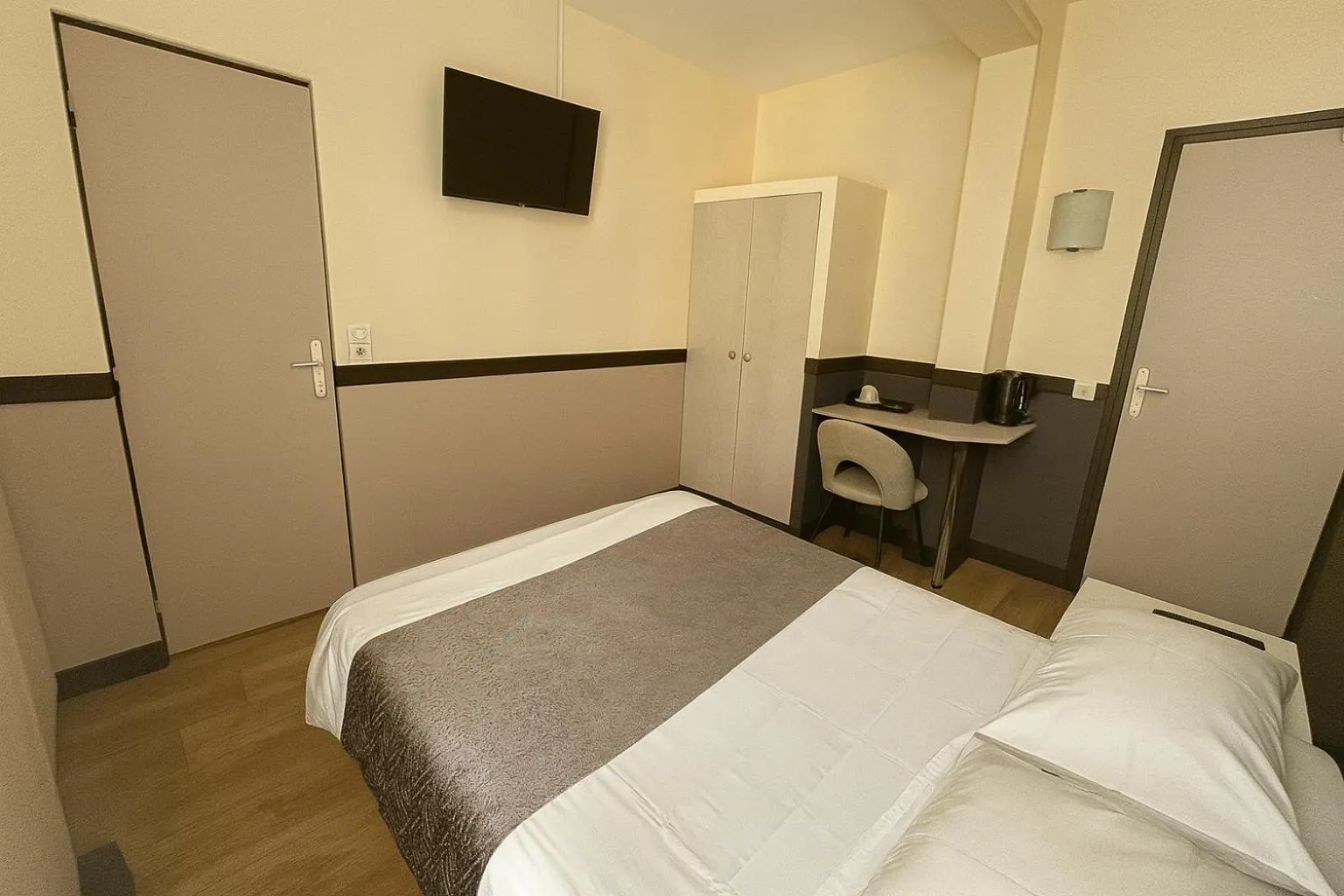 Bedroom, Bed in Hotel des Bains à 10 min de Paris