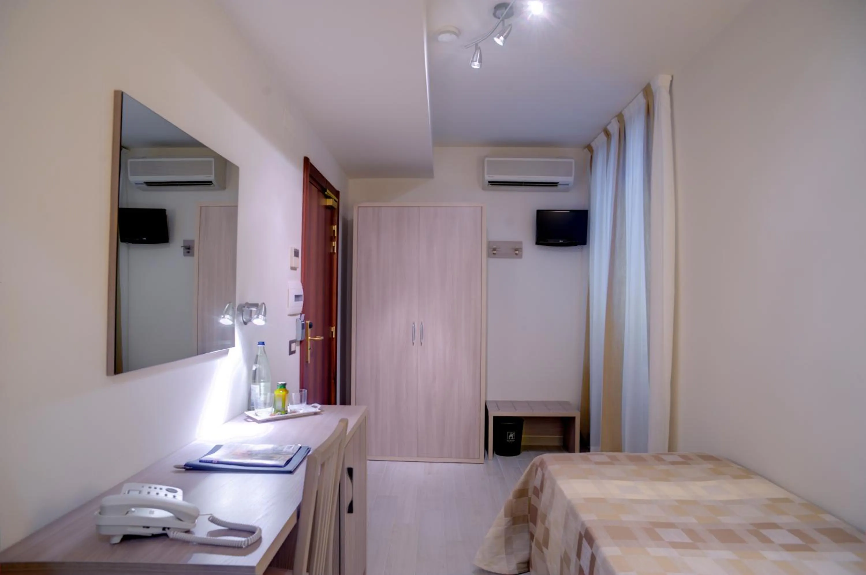 Photo of the whole room, Bed in Domus Pacis Assisi