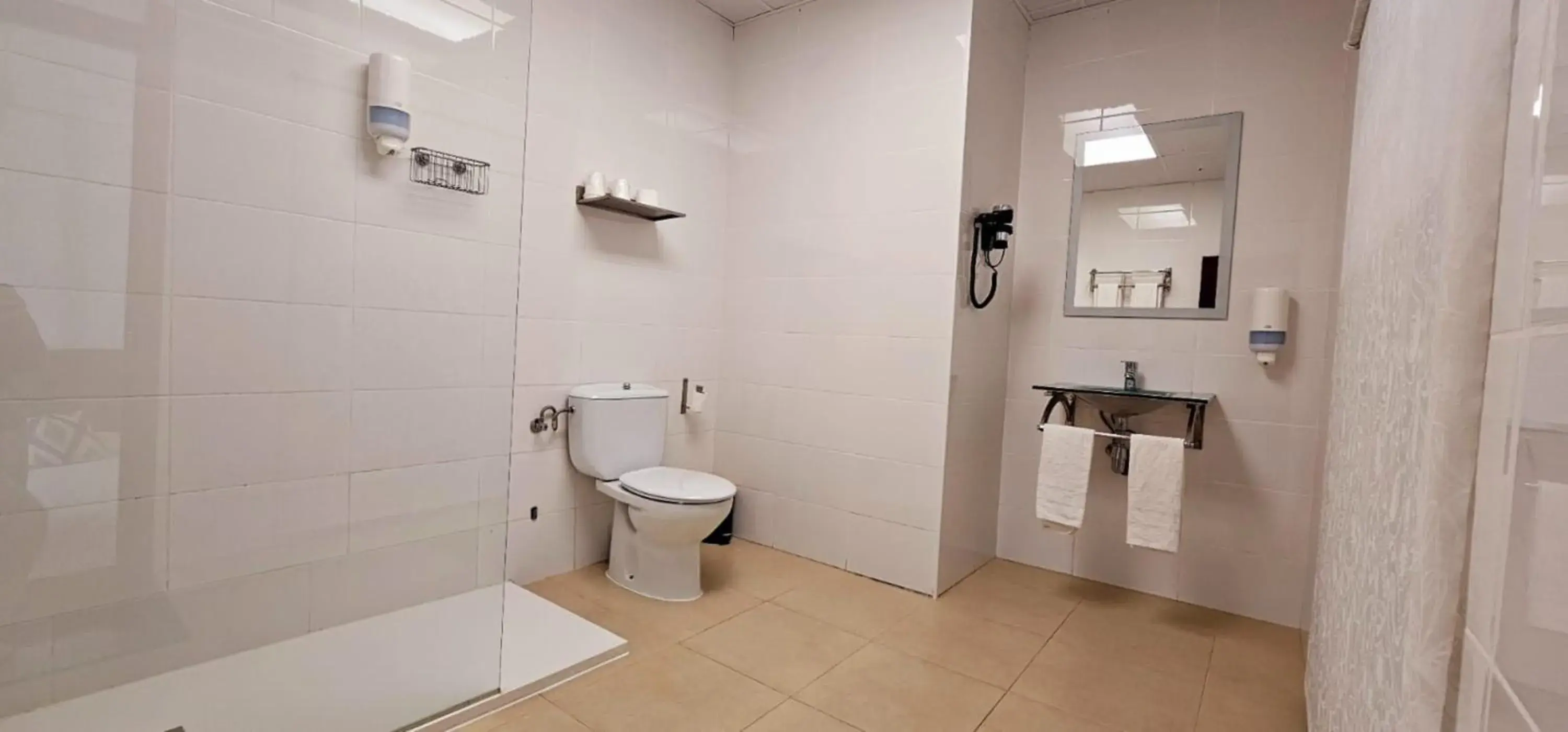 Quadruple Room with Private Bathroom in Hotel Artxanda Bilbao, Parking Gratuito en el Exterior Junto al Hotel Quadruple Room with Private Bathroom in Hotel Artxanda Bilbao, Parking Gratuito en el Exterior Junto al Hotel