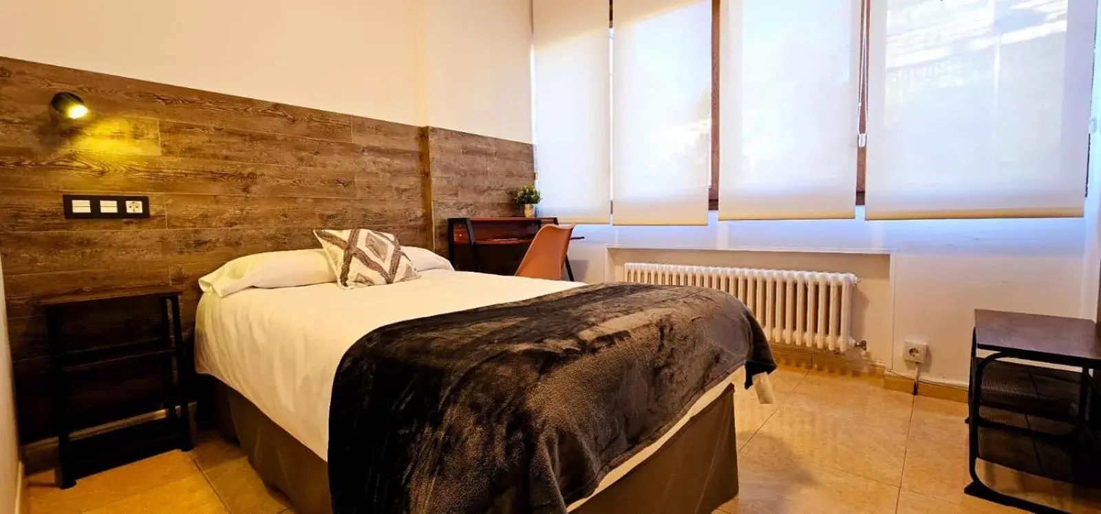 Single Room with Private Bathroom in Hotel Artxanda Bilbao, Parking Gratuito en el Exterior Junto al Hotel Single Room with Private Bathroom in Hotel Artxanda Bilbao, Parking Gratuito en el Exterior Junto al Hotel