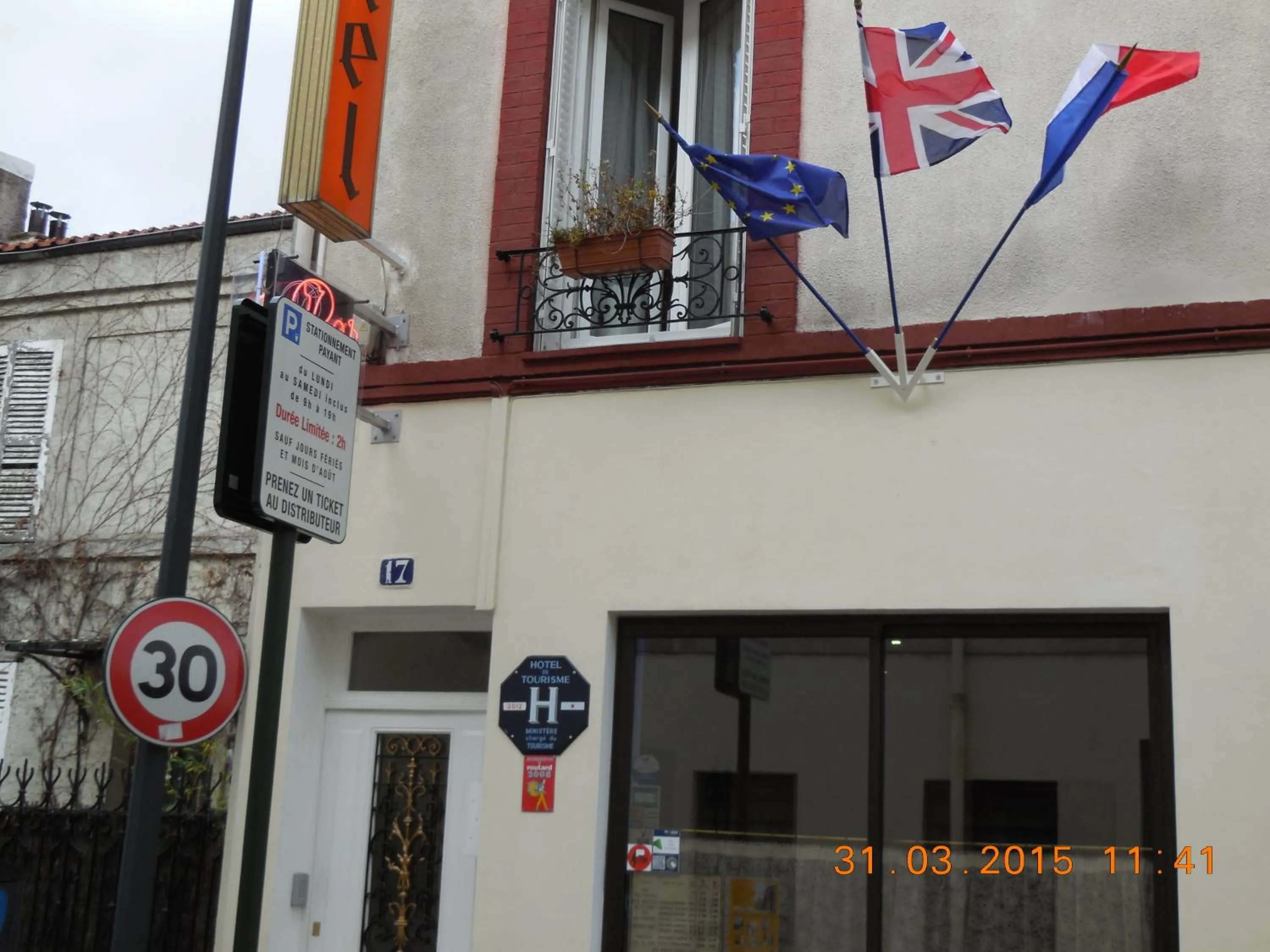 Facade/entrance in Hôtel le Petit Château proche parc des expositions porte de versailles