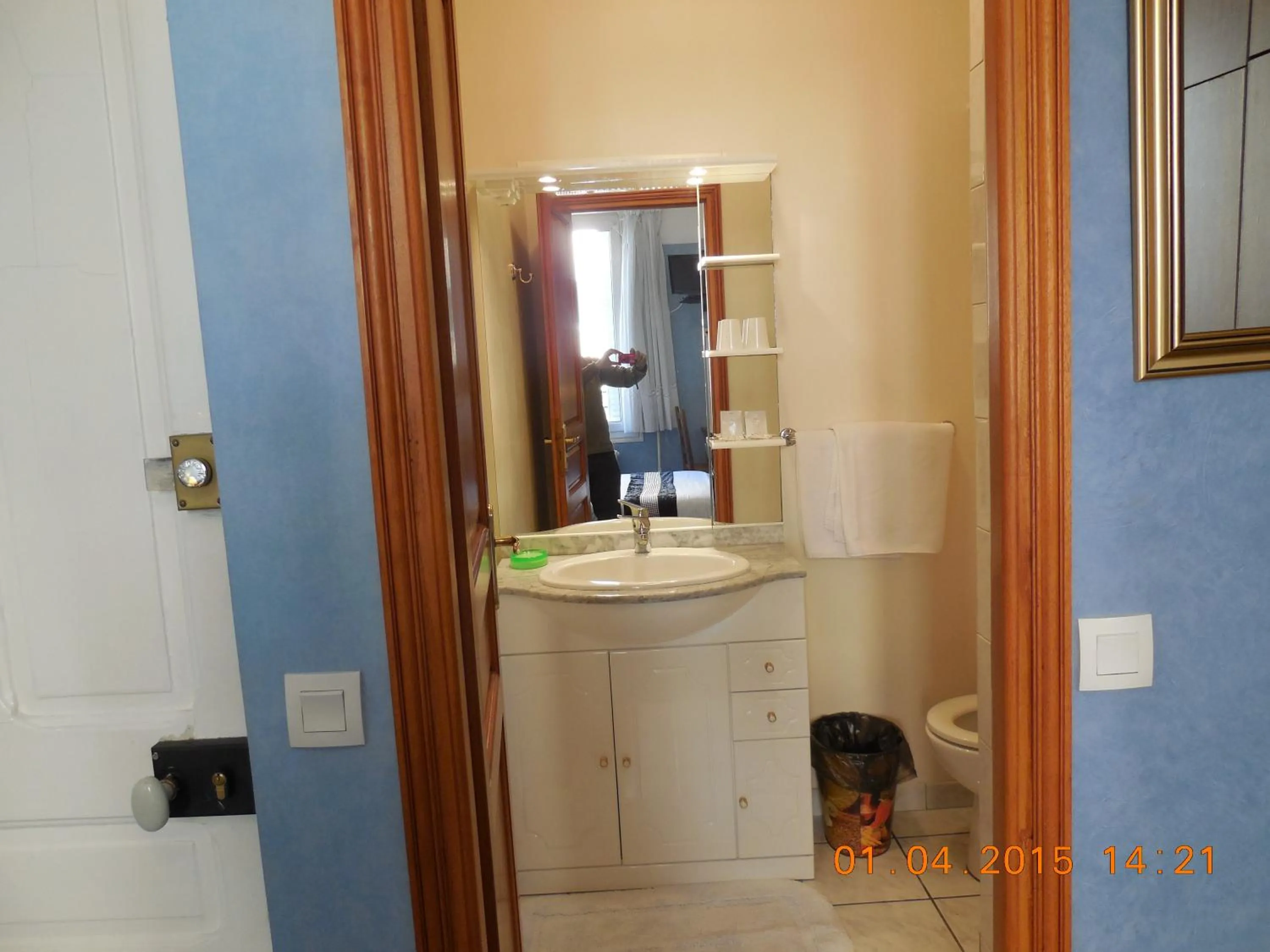 Bathroom in Hôtel le Petit Château proche parc des expositions porte de versailles