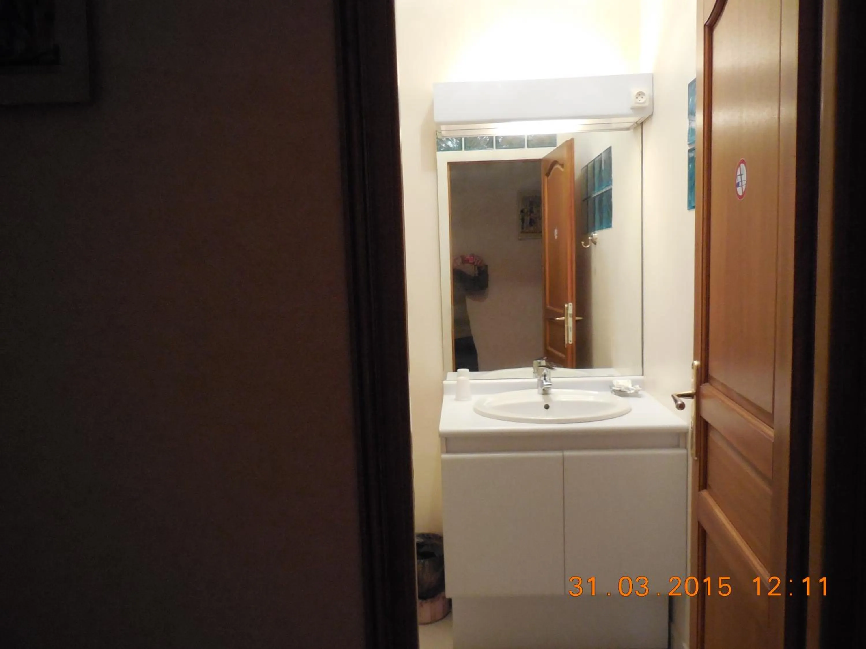 Bathroom in Hôtel le Petit Château proche parc des expositions porte de versailles