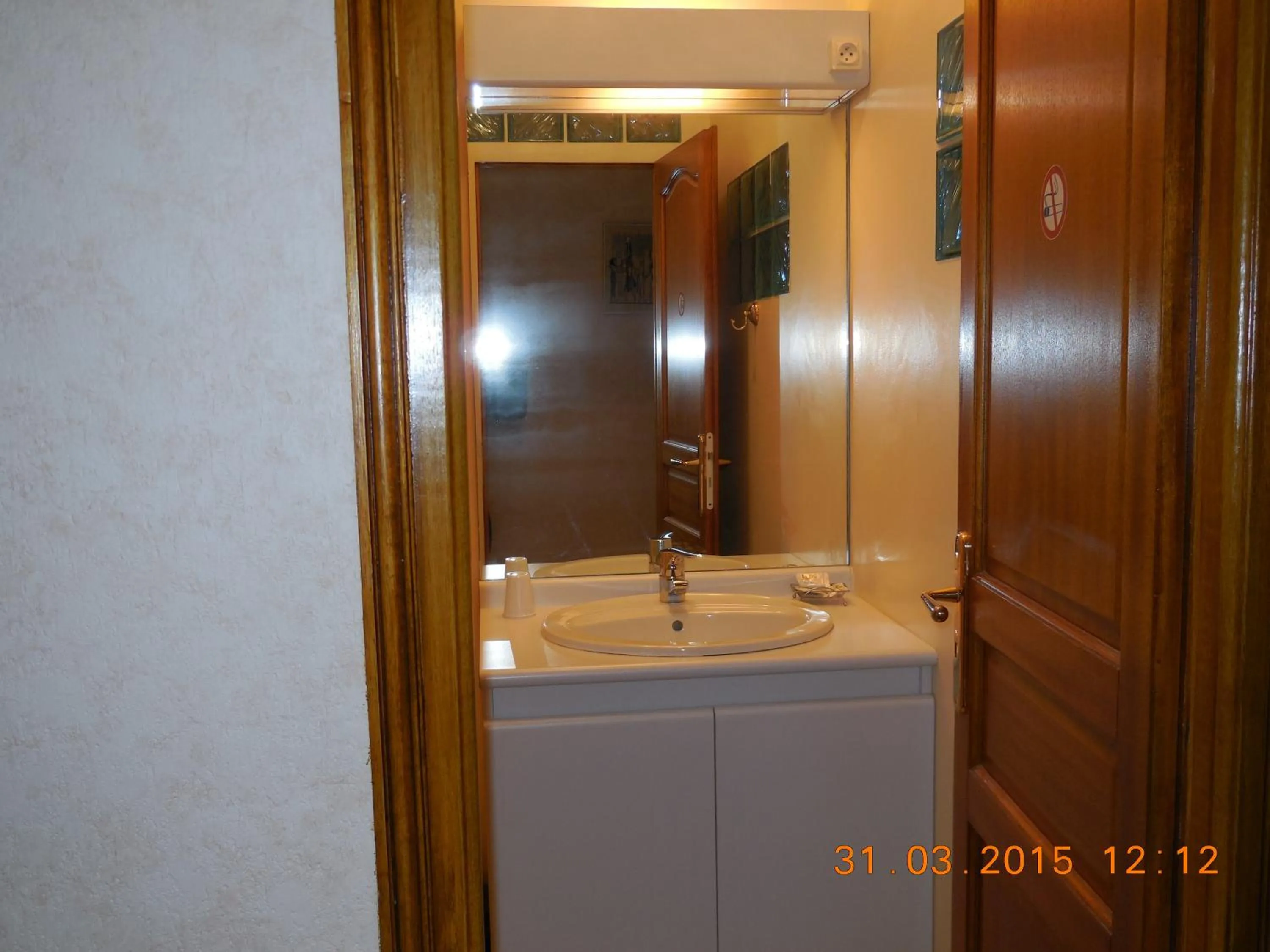 Shower in Hôtel le Petit Château proche parc des expositions porte de versailles