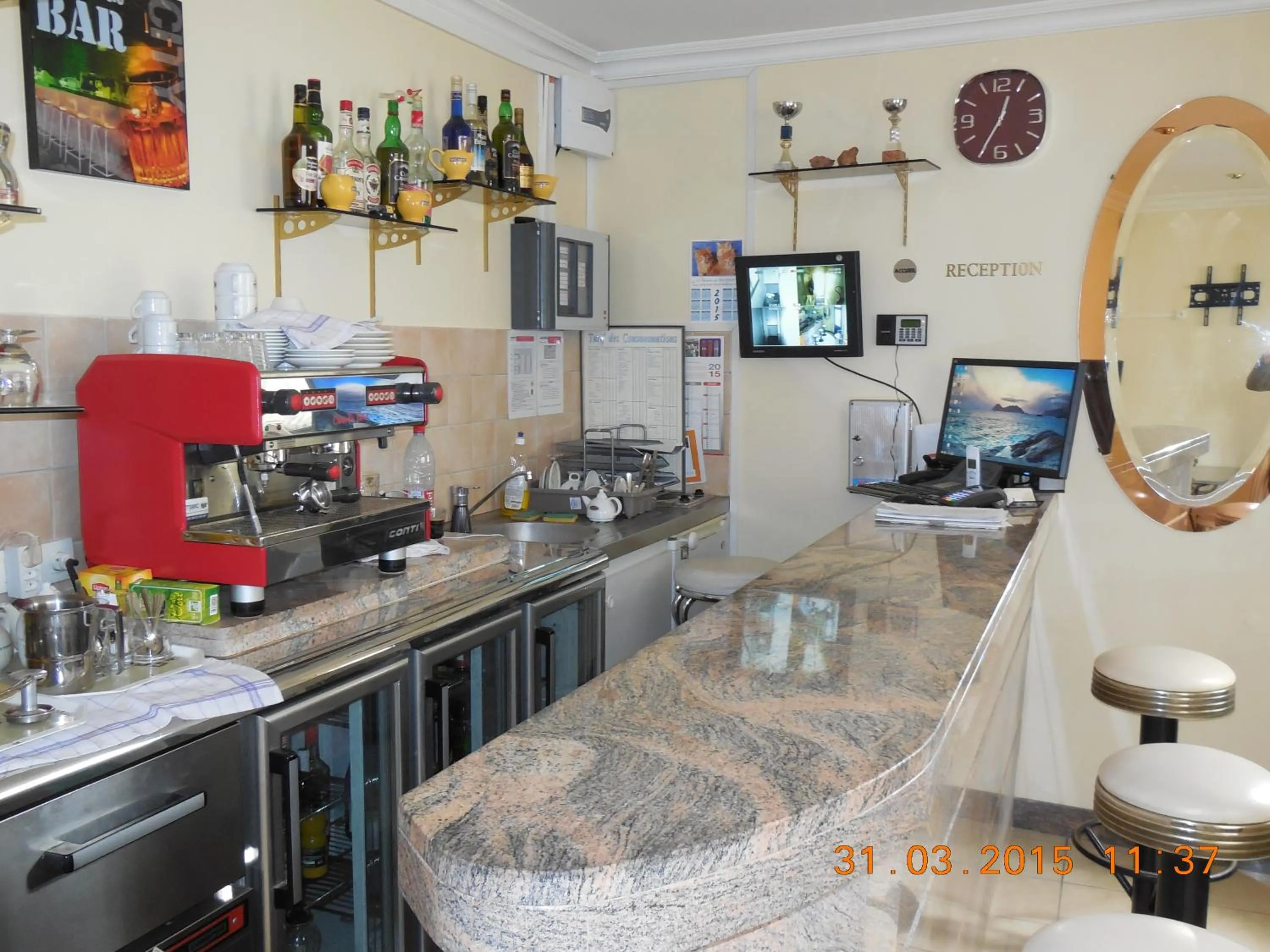 Lounge or bar in Hôtel le Petit Château proche parc des expositions porte de versailles