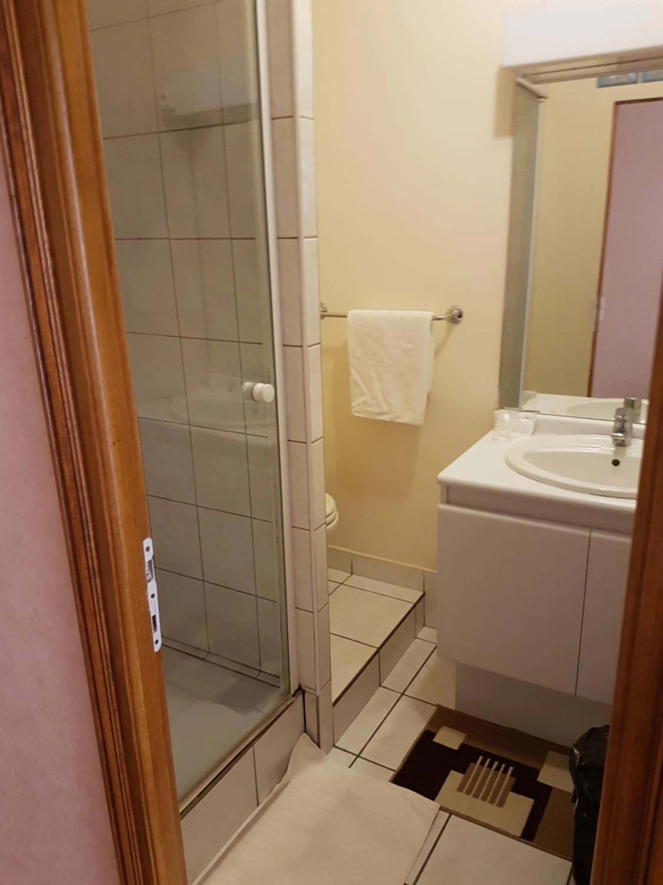 Bathroom in Hôtel le Petit Château proche parc des expositions porte de versailles