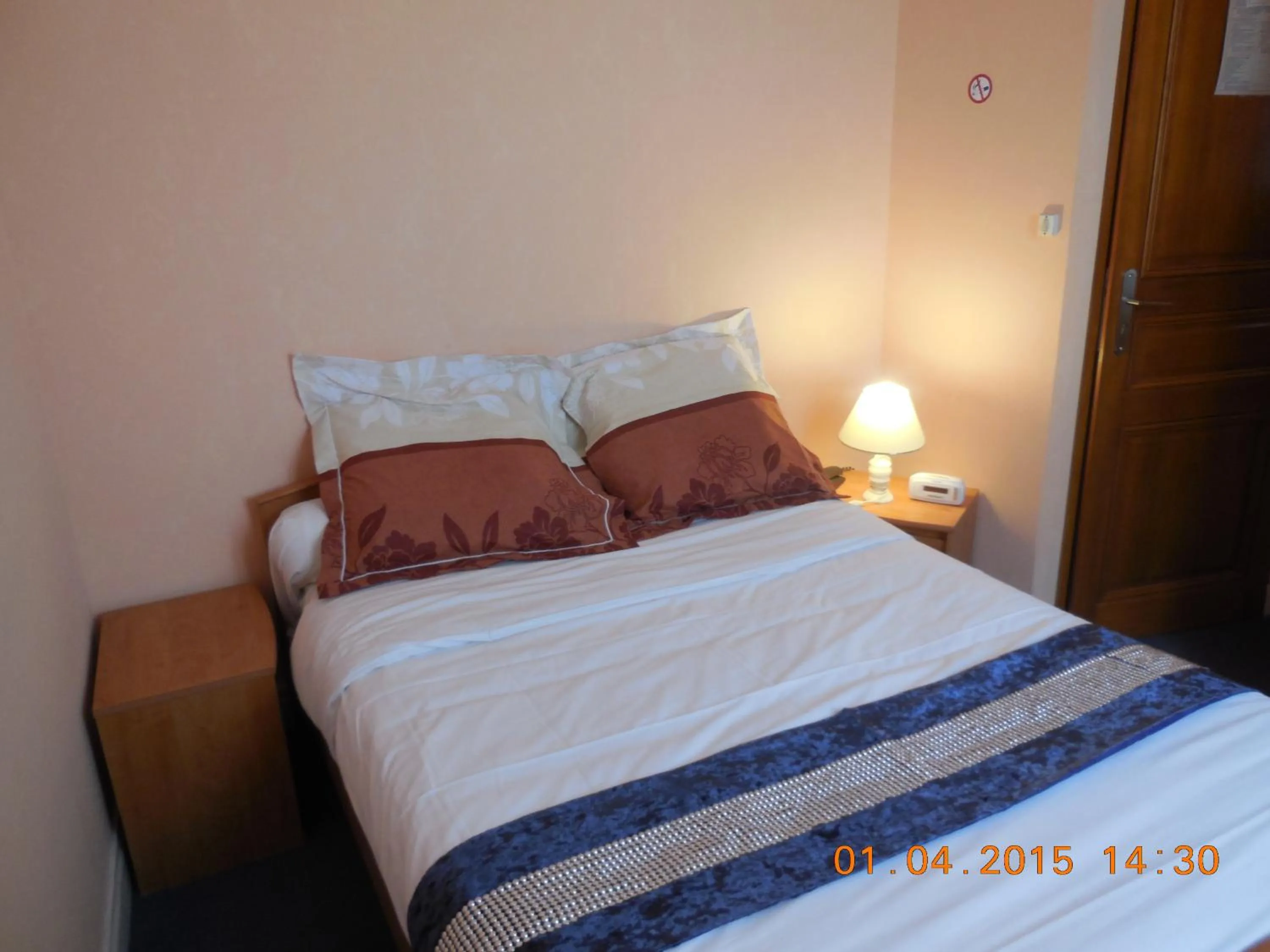 Bed in Hôtel le Petit Château proche parc des expositions porte de versailles