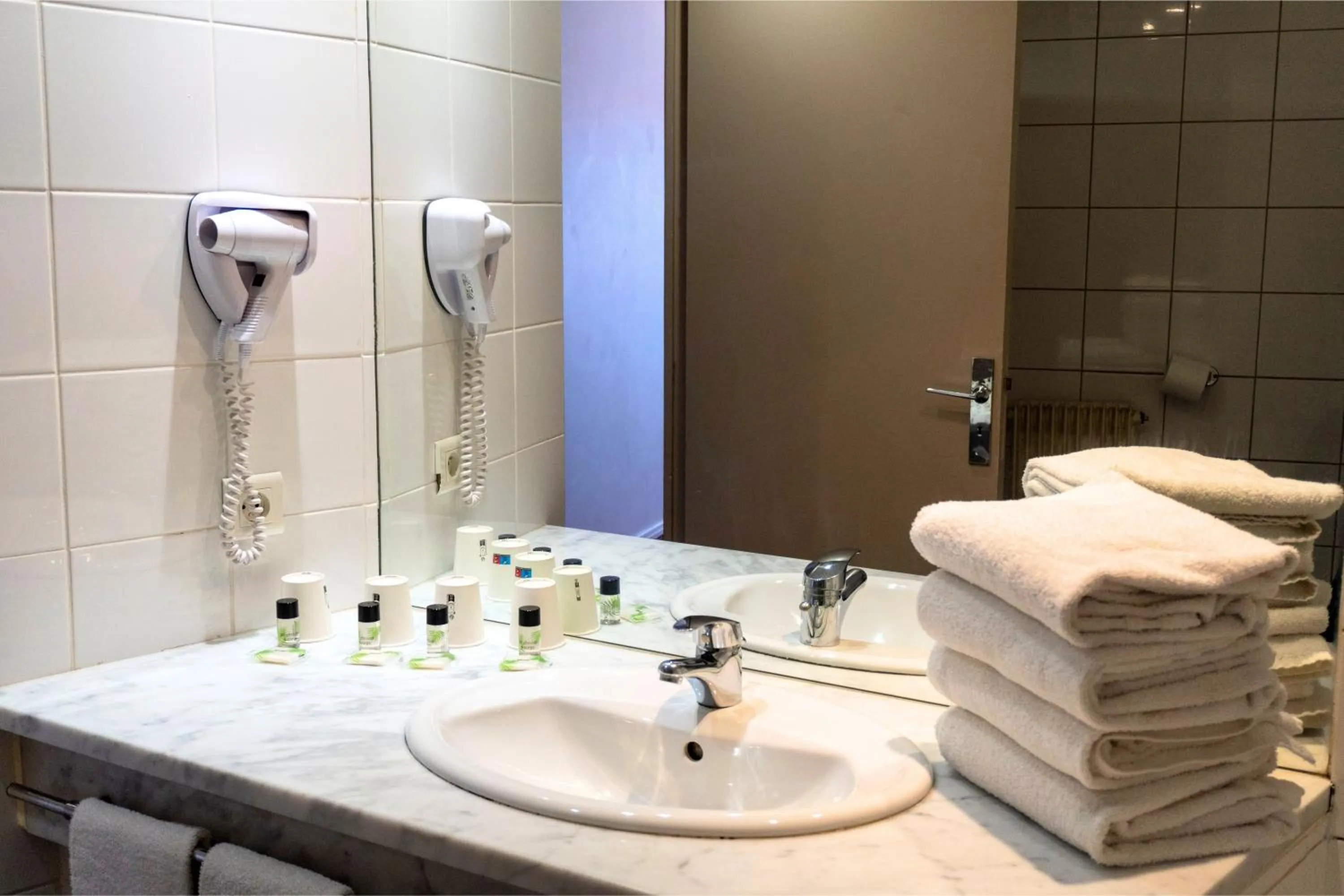 Bathroom in Hotel Ours Blanc - Victor Hugo