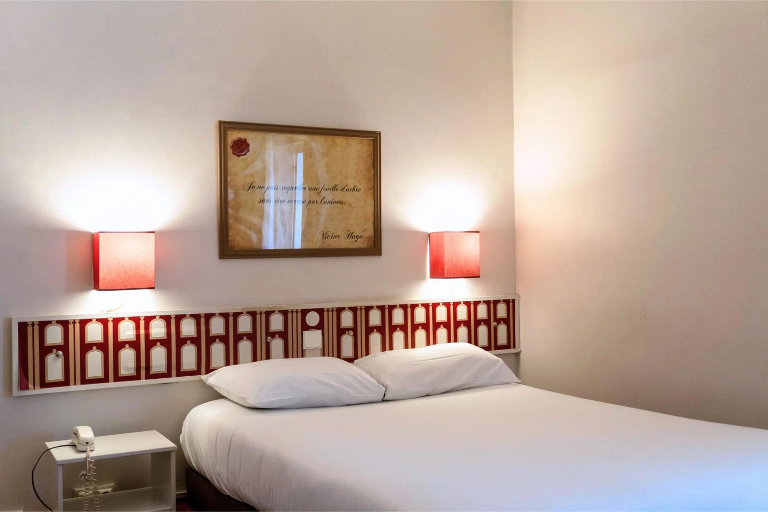 Bed in Hotel Ours Blanc - Victor Hugo