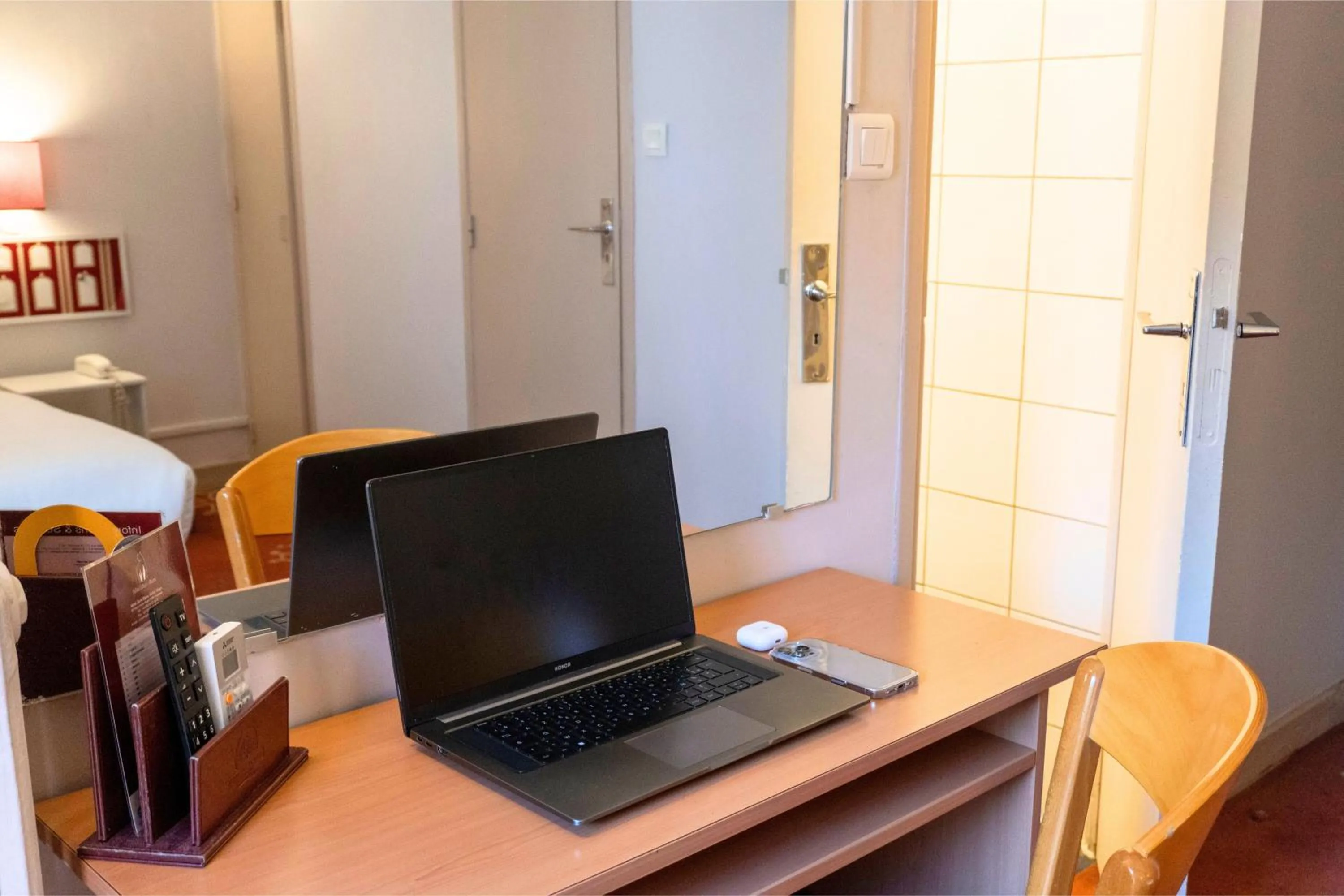 Seating area in Hotel Ours Blanc - Victor Hugo