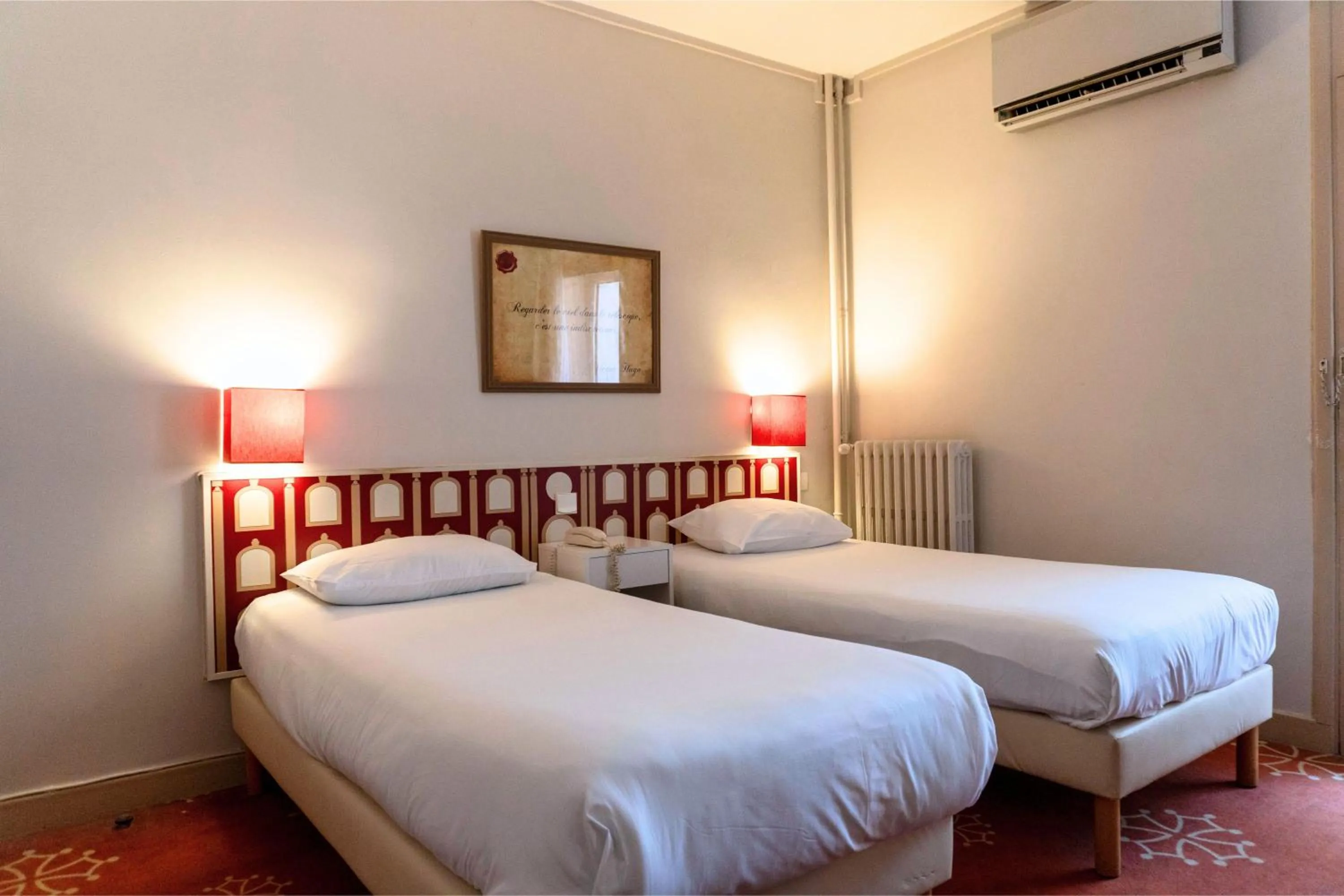 Bed in Hotel Ours Blanc - Victor Hugo