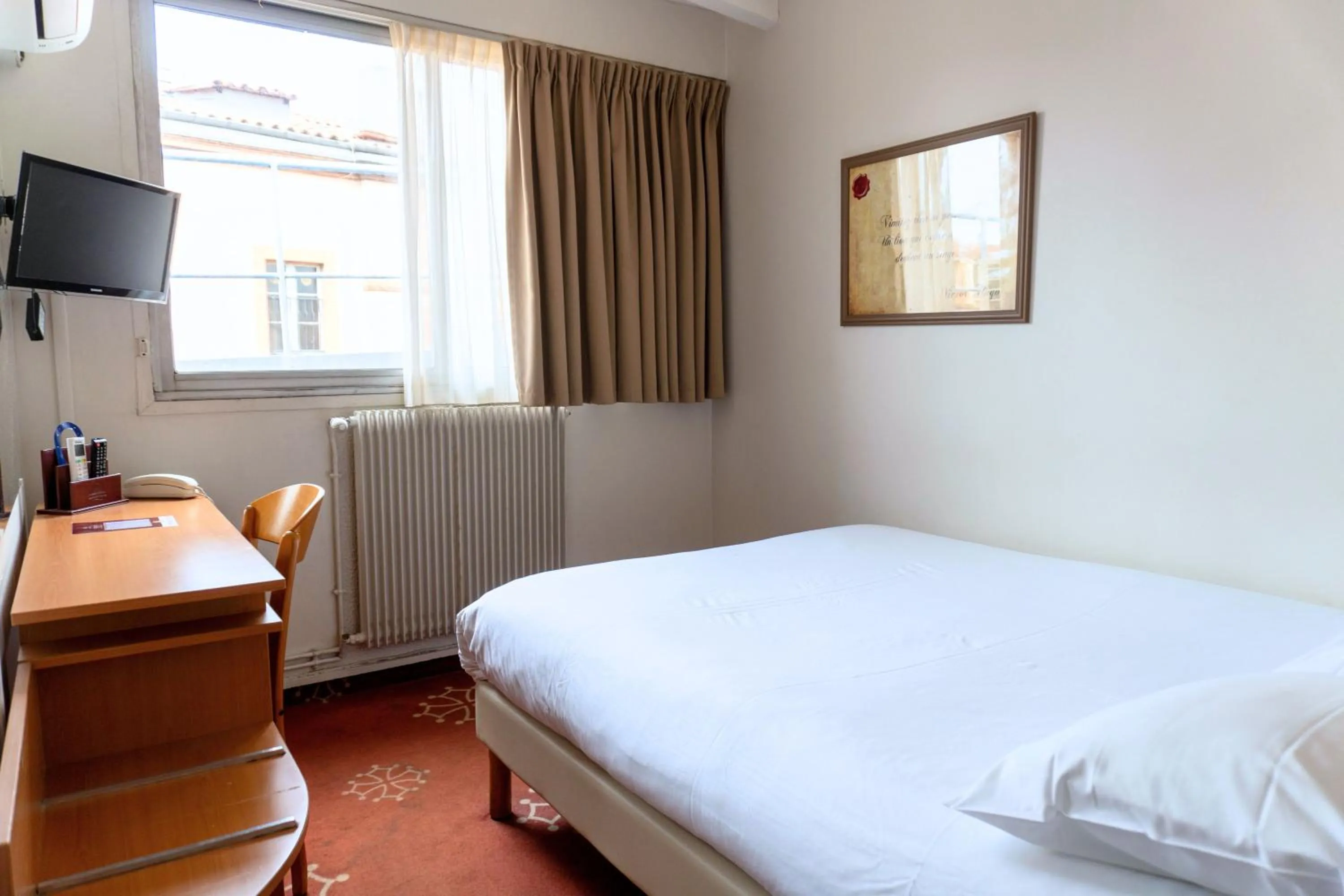 Bed in Hotel Ours Blanc - Victor Hugo