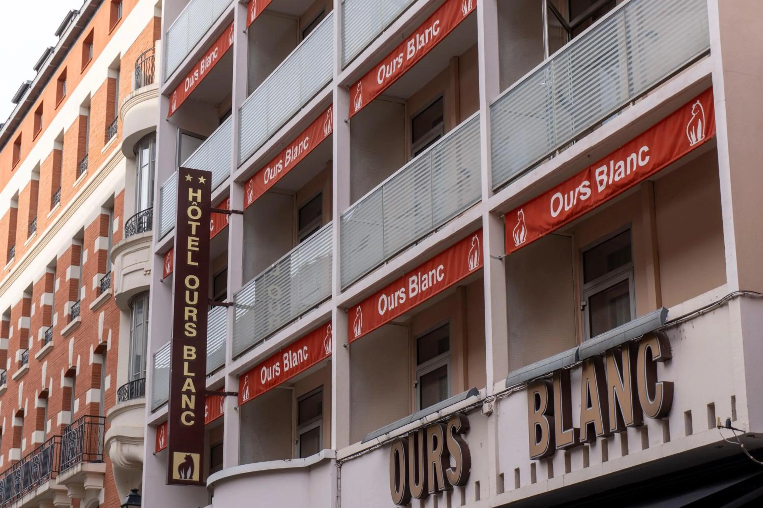 Property building in Hotel Ours Blanc - Victor Hugo