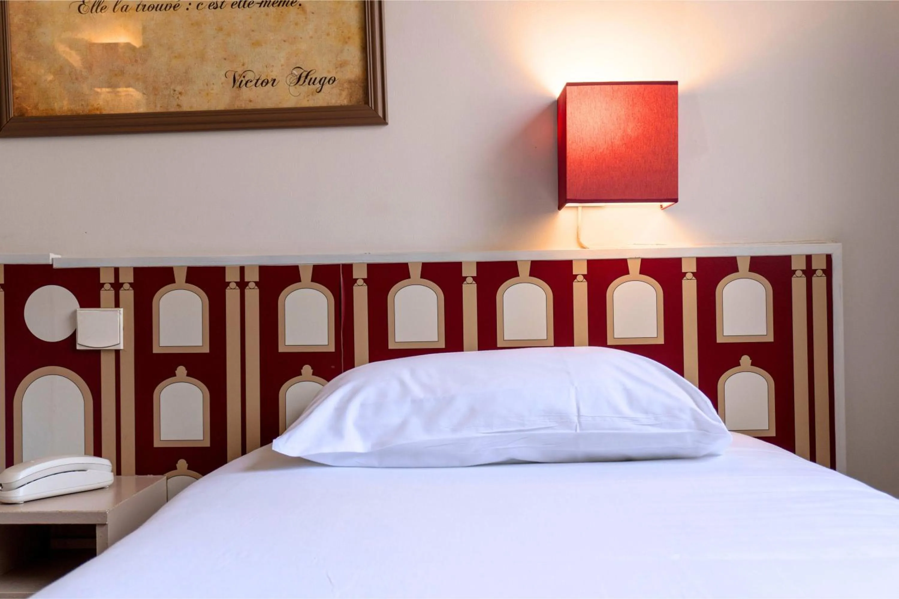 Bed in Hotel Ours Blanc - Victor Hugo