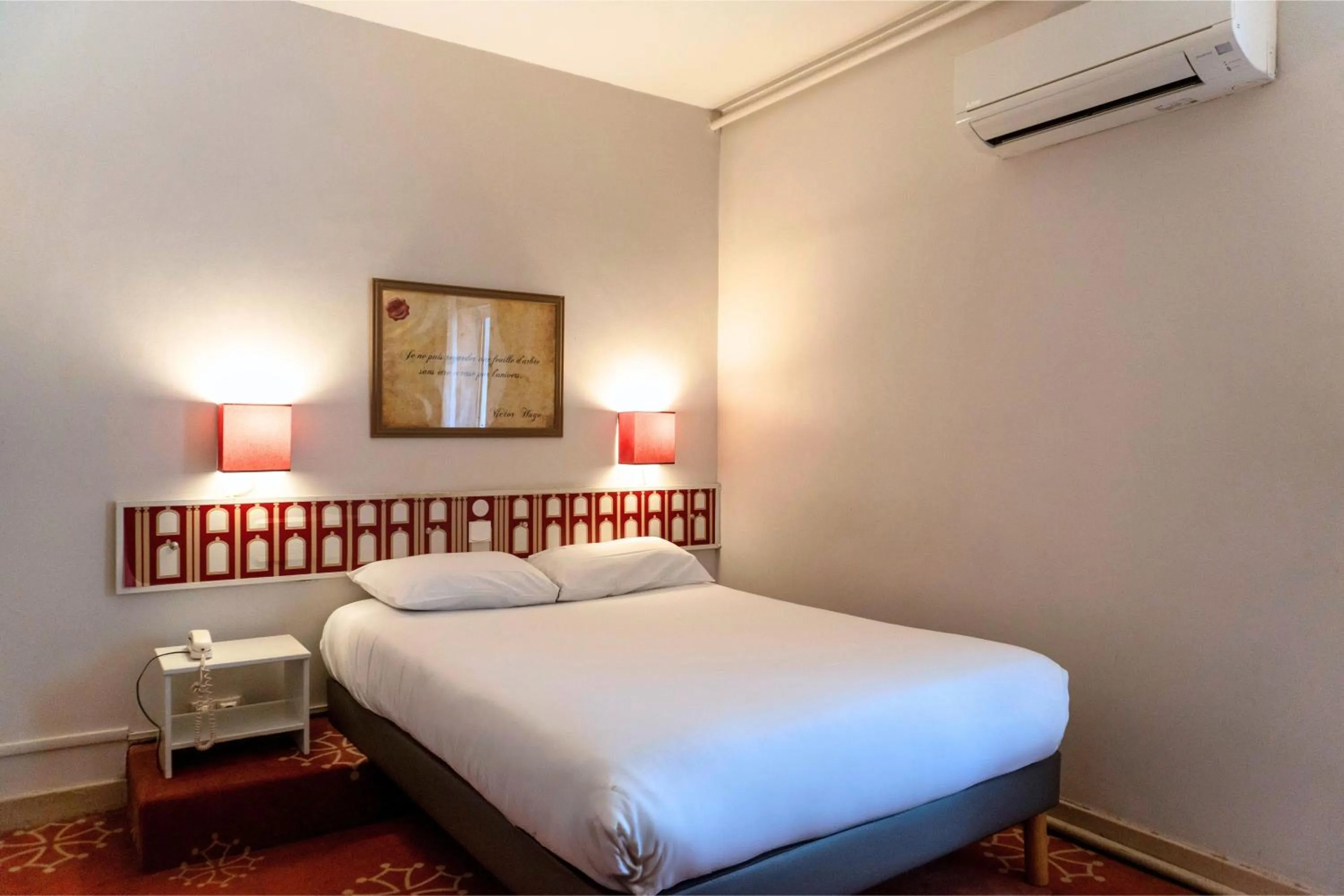 Bed in Hotel Ours Blanc - Victor Hugo