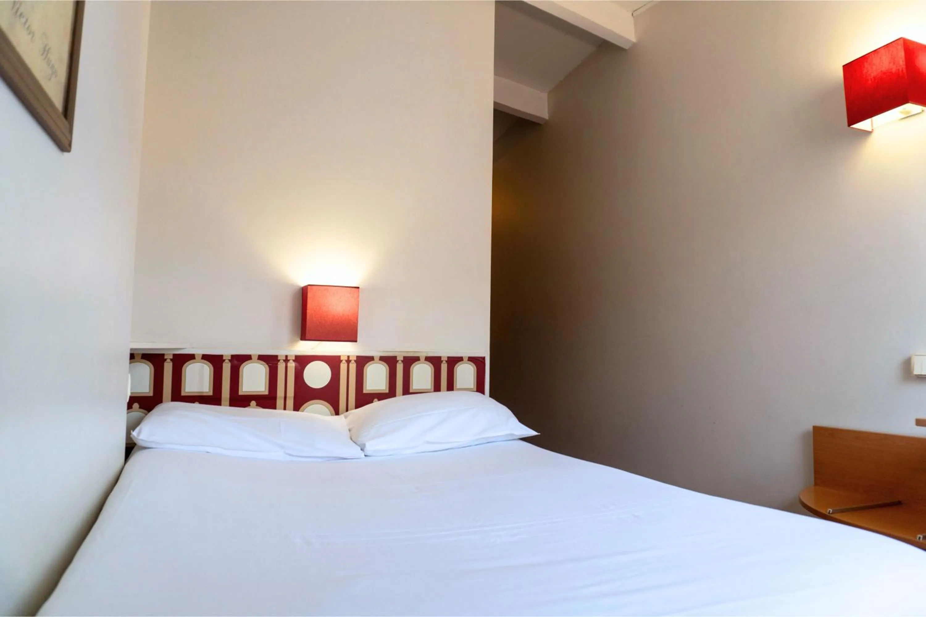 Bed in Hotel Ours Blanc - Victor Hugo