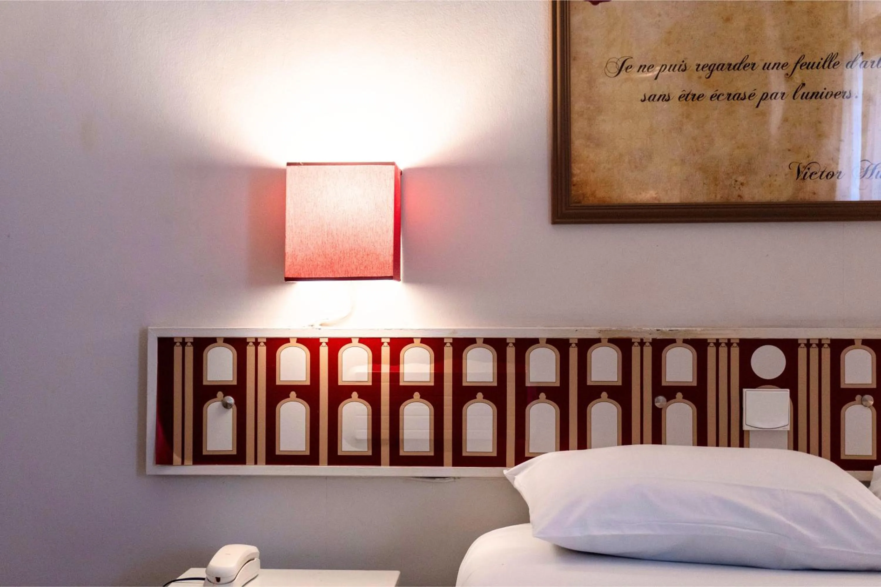 Bed in Hotel Ours Blanc - Victor Hugo