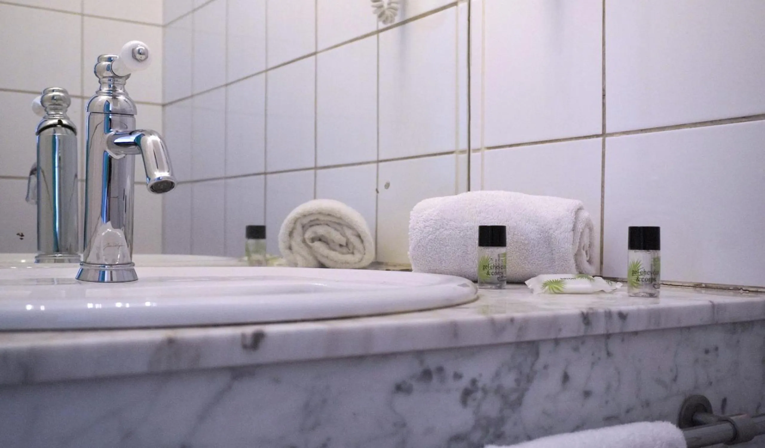 Bathroom in Hotel Ours Blanc - Victor Hugo