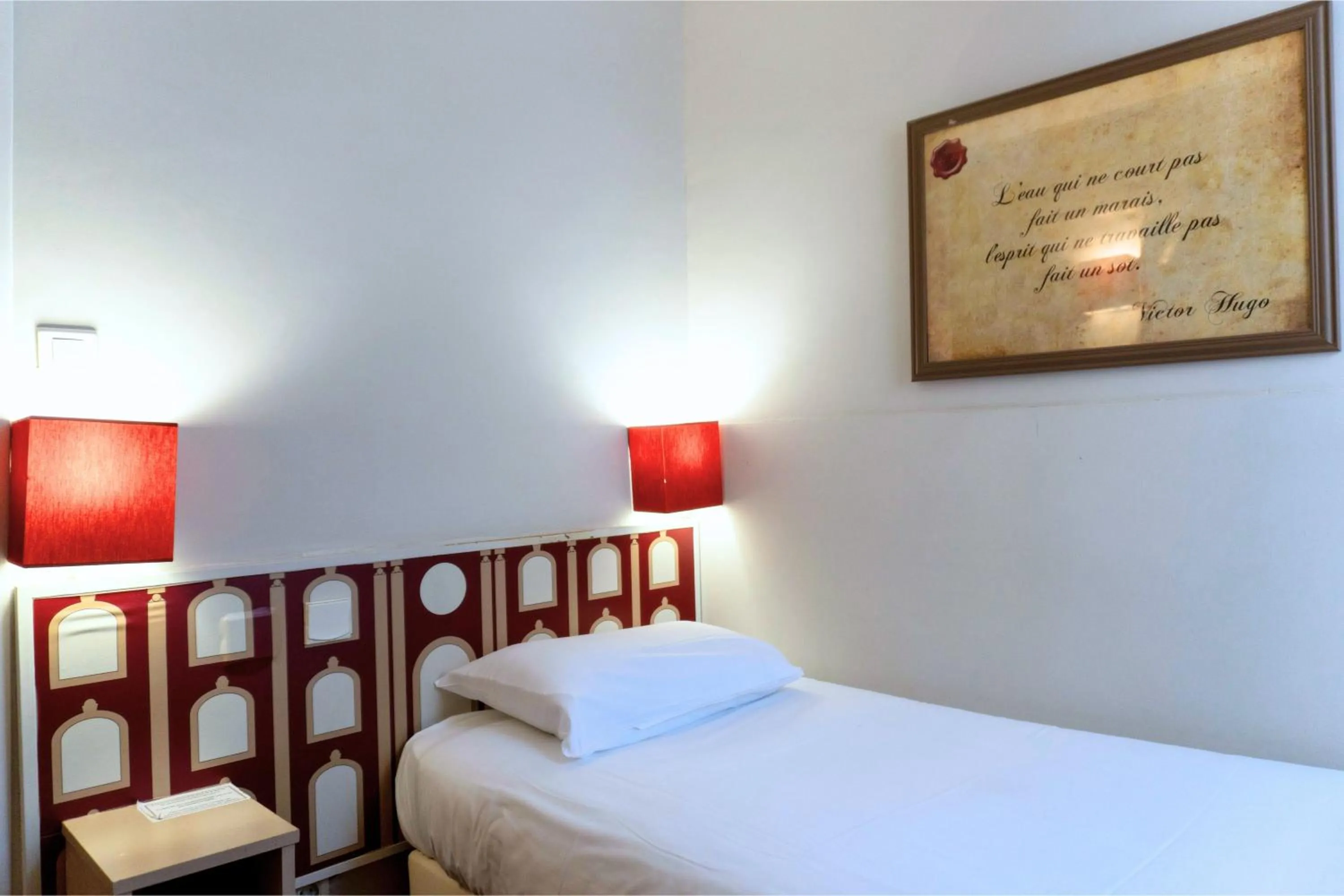 Bed in Hotel Ours Blanc - Victor Hugo