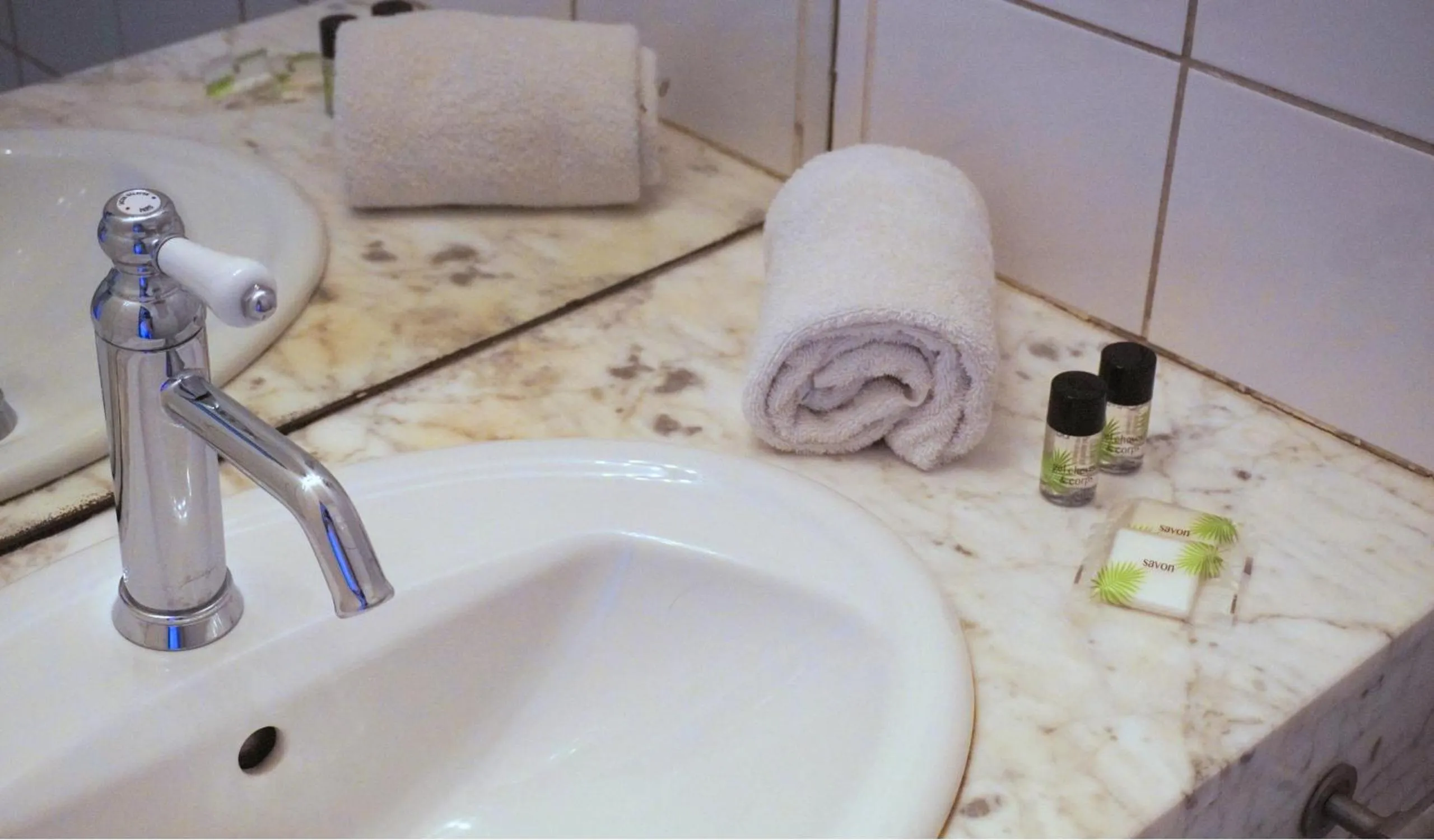 Bathroom in Hotel Ours Blanc - Victor Hugo