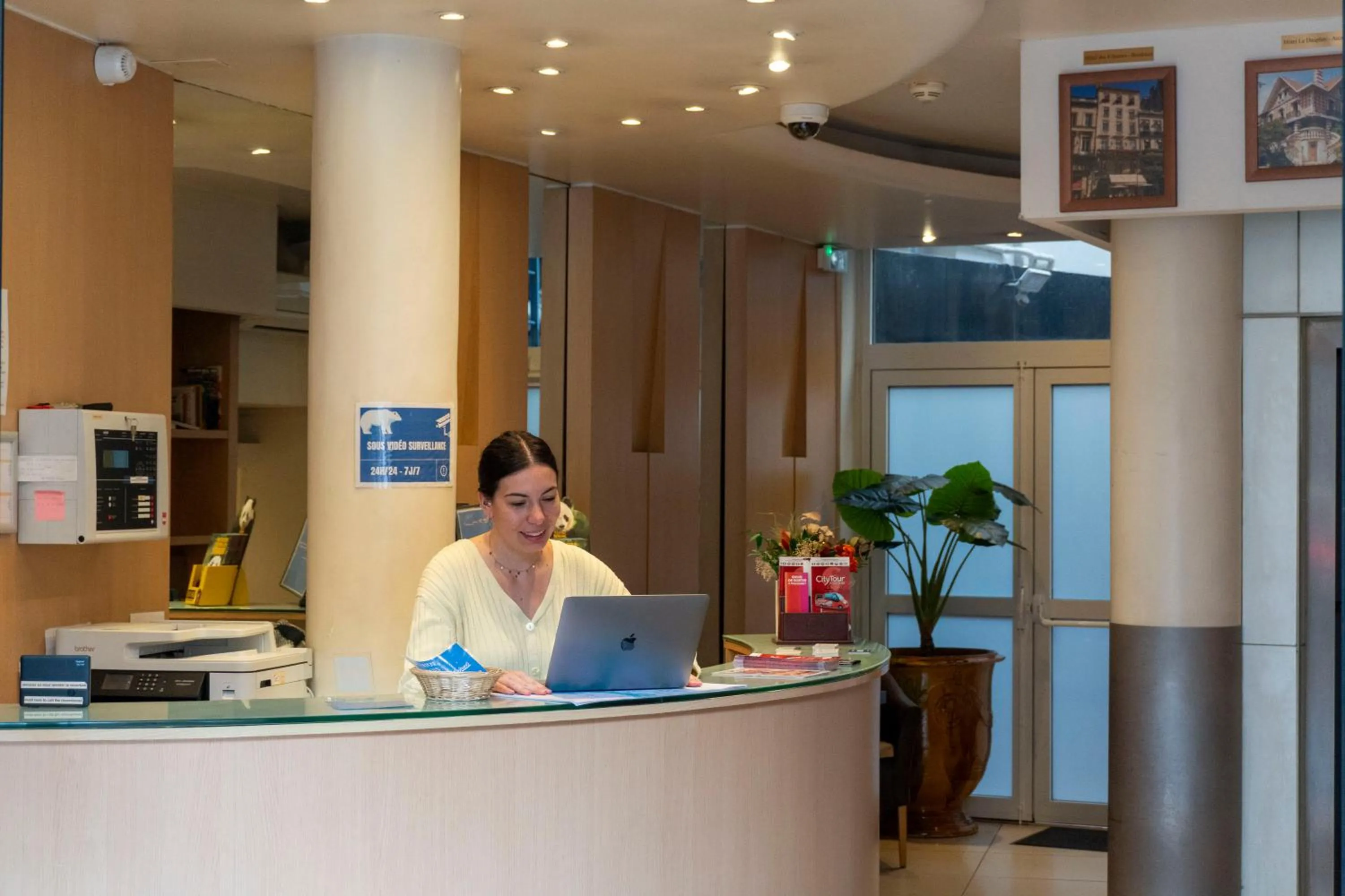 Facade/entrance in Hotel Ours Blanc - Victor Hugo
