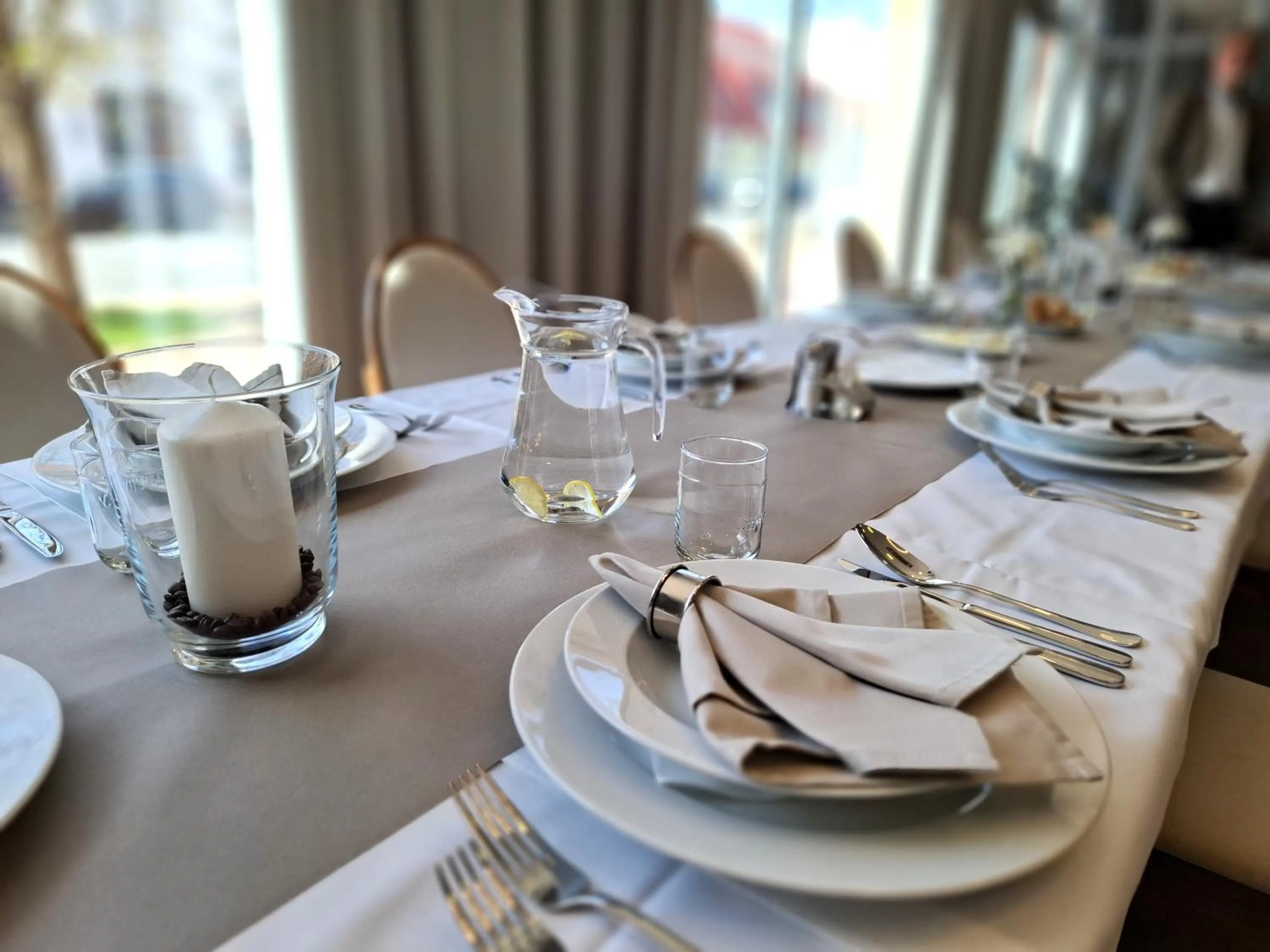 Restaurant/places to eat in Hotel Eminent