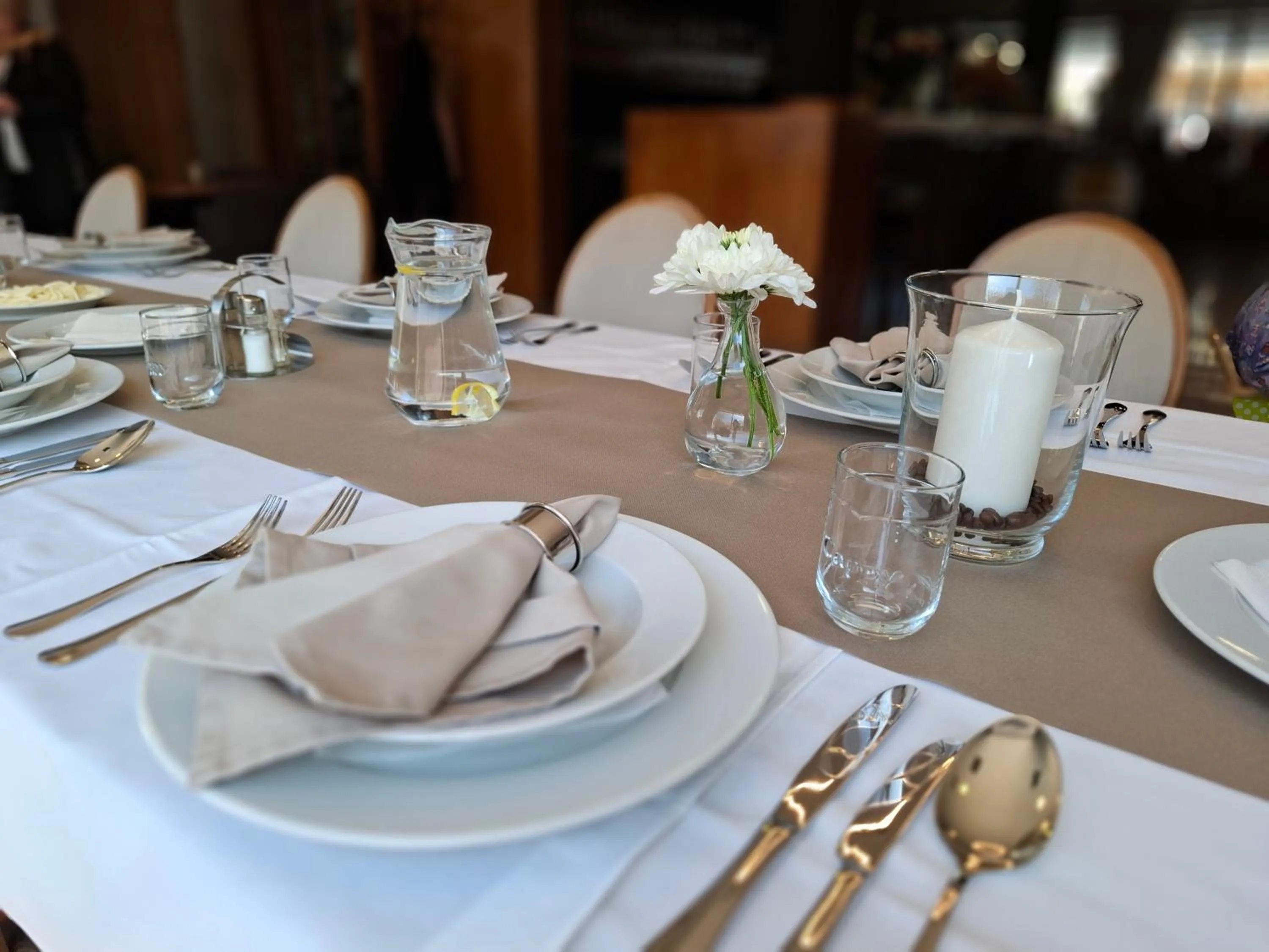 Restaurant/places to eat in Hotel Eminent