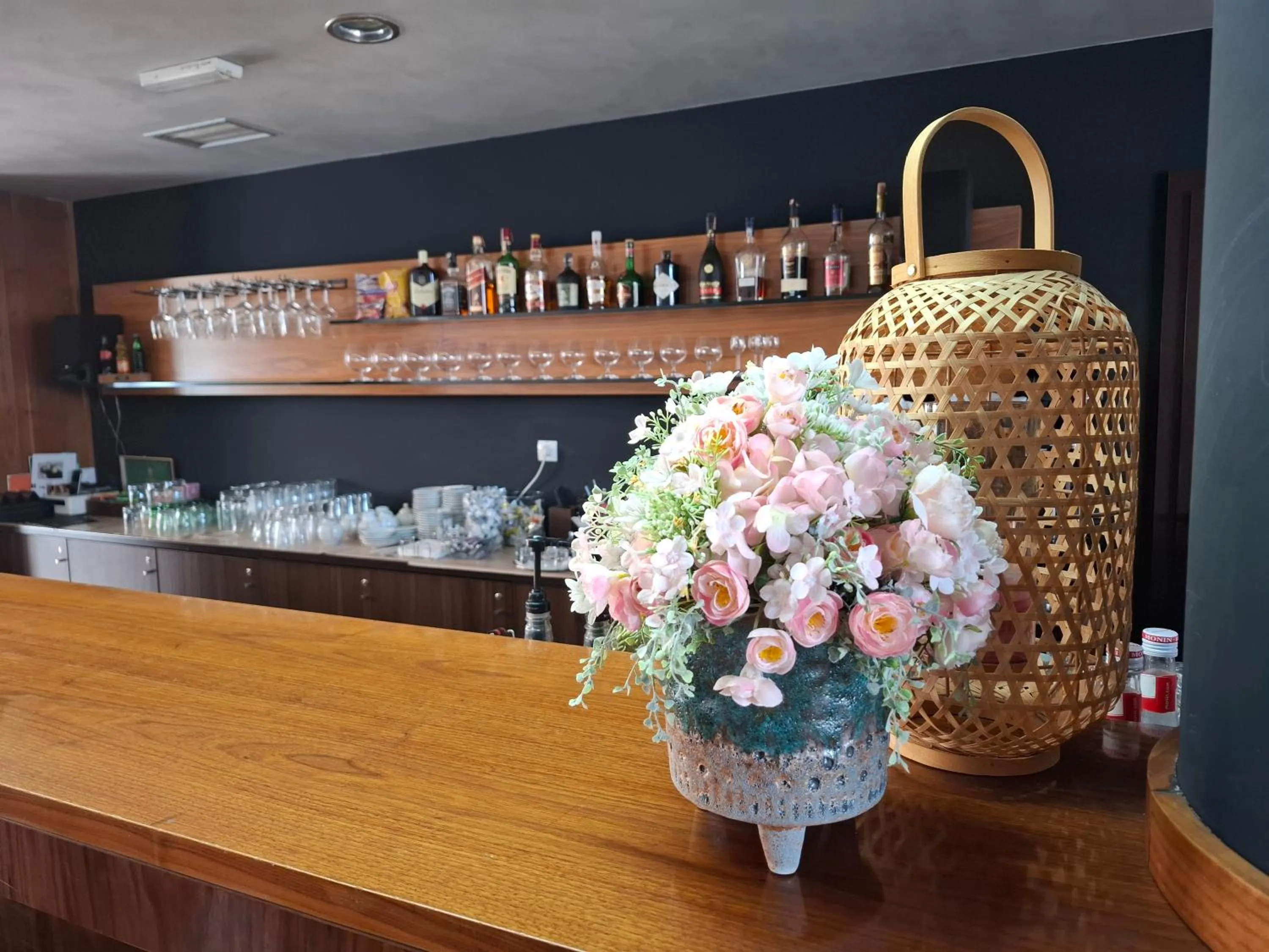 Restaurant/places to eat in Hotel Eminent