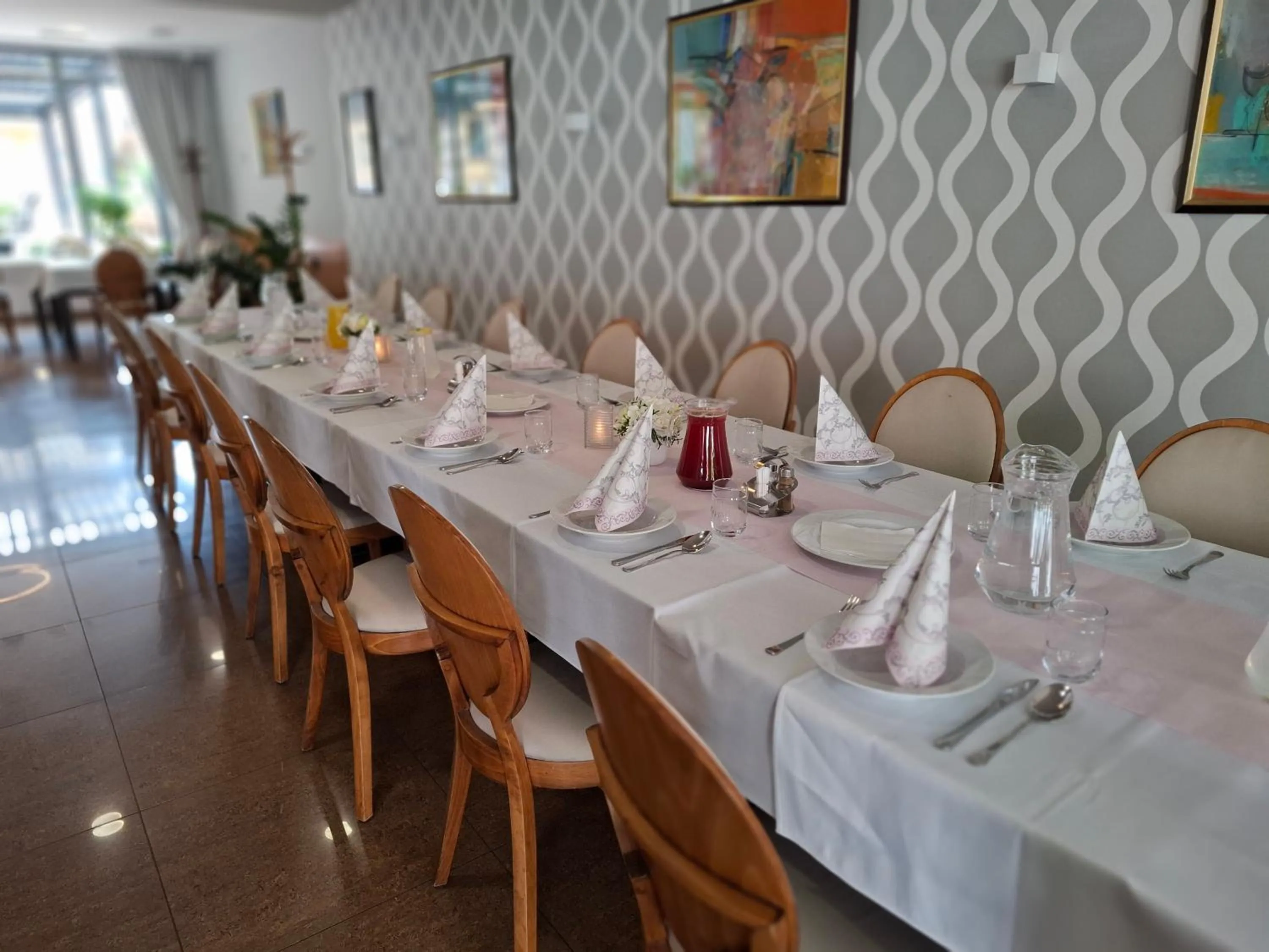 Restaurant/places to eat in Hotel Eminent