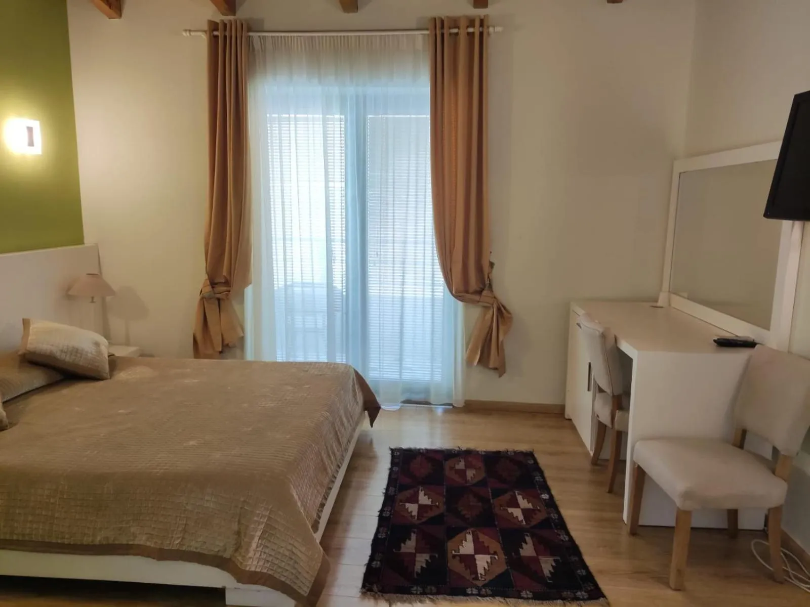 Bedroom, Bed in Hotel & Restaurant White City