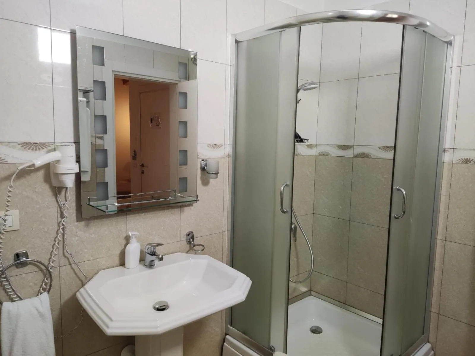 Shower in Hotel & Restaurant White City