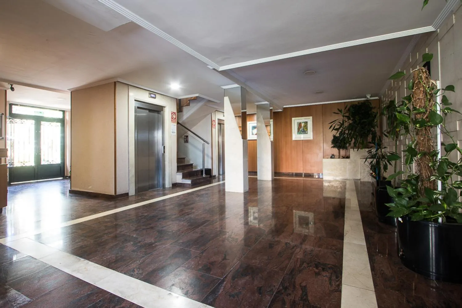 elevator in Apartamentos Torre Yago