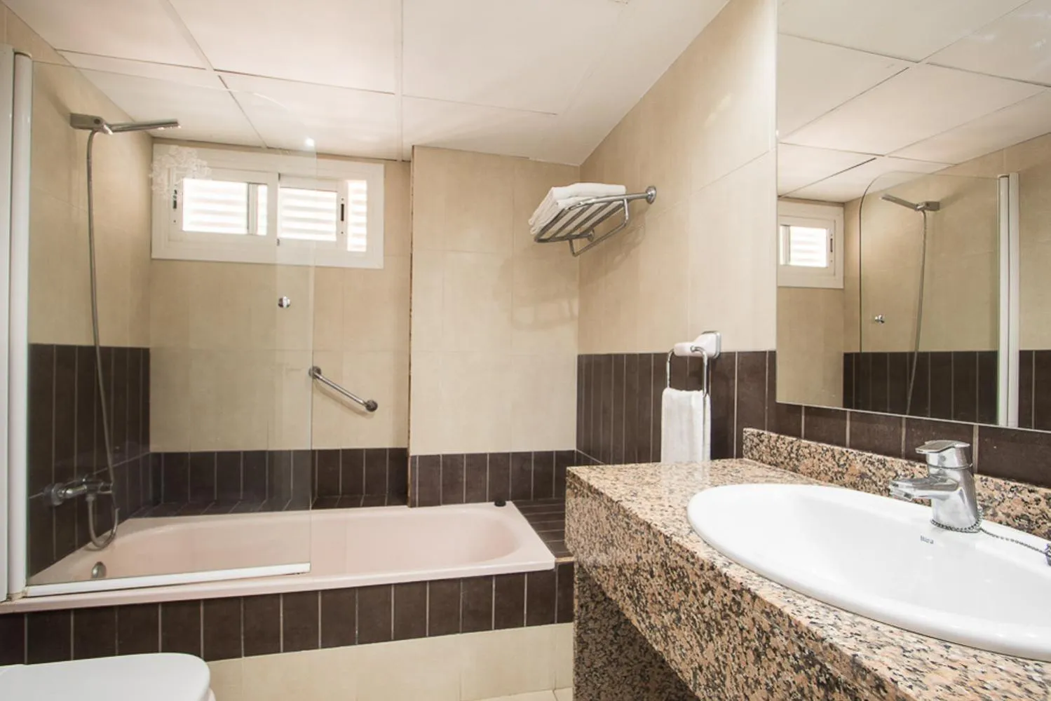 Shower in Apartamentos Torre Yago