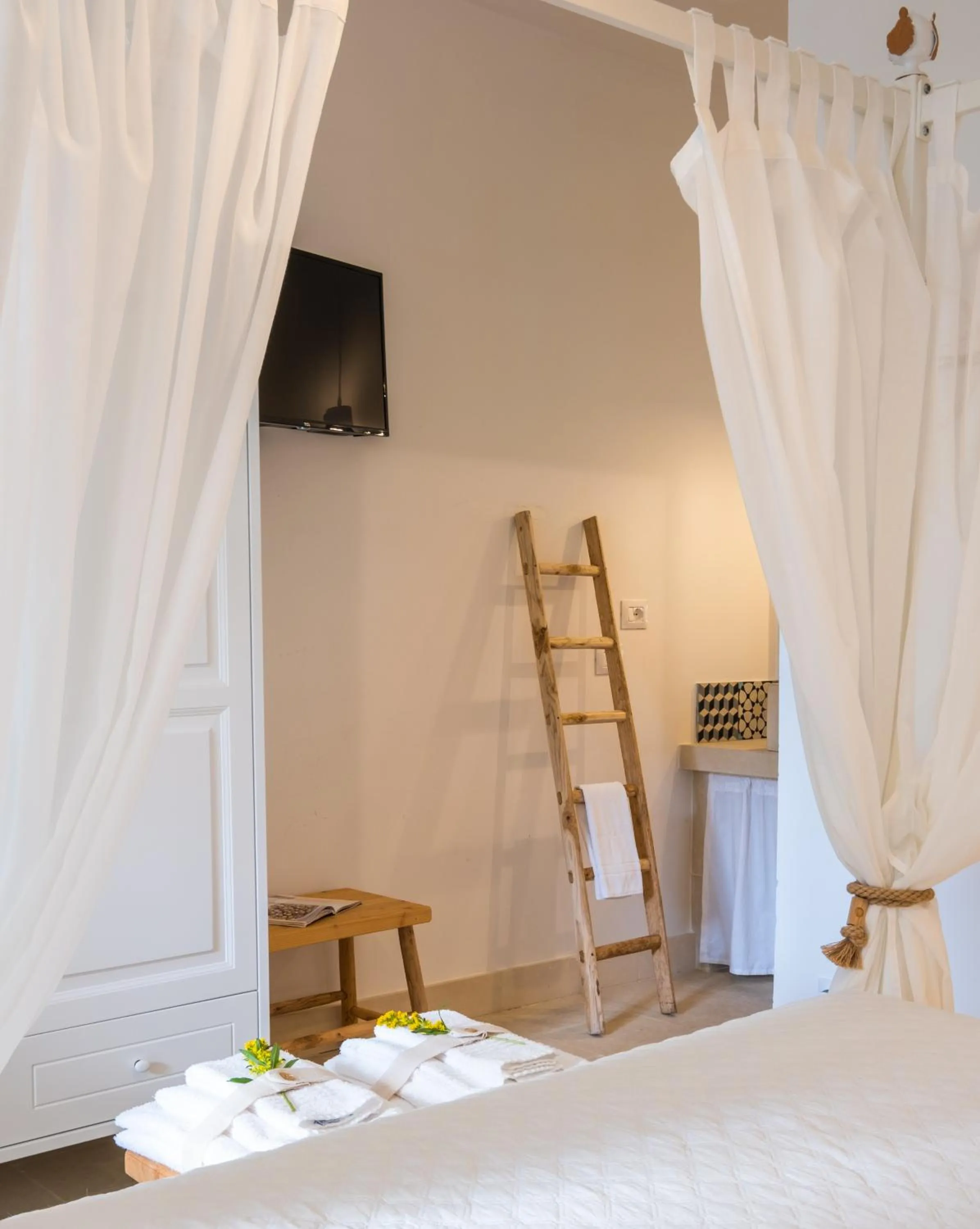 Decorative detail, Bed in Masseria Rauccio