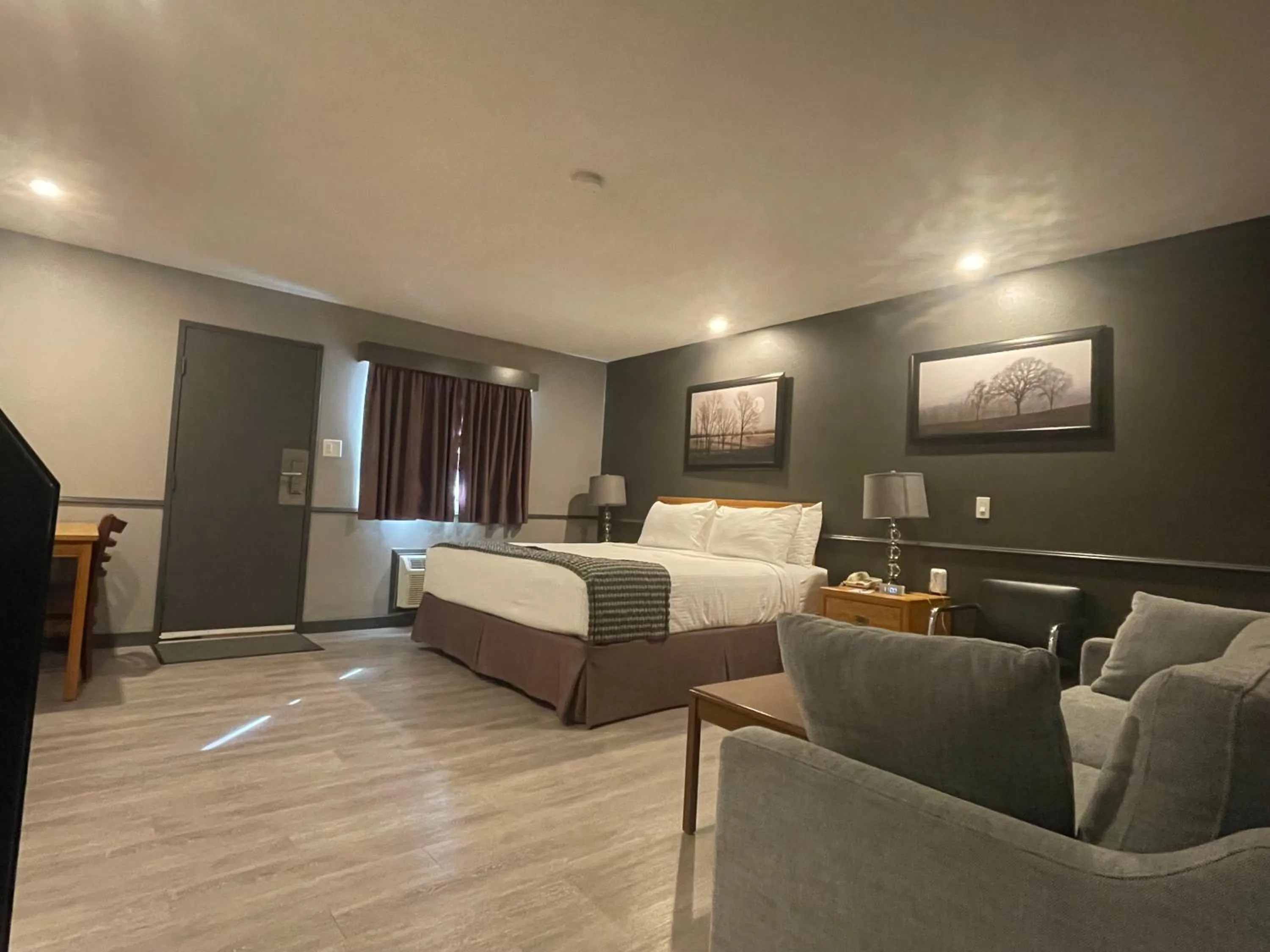 Photo of the whole room, Bed in Travelodge by Wyndham Brandon