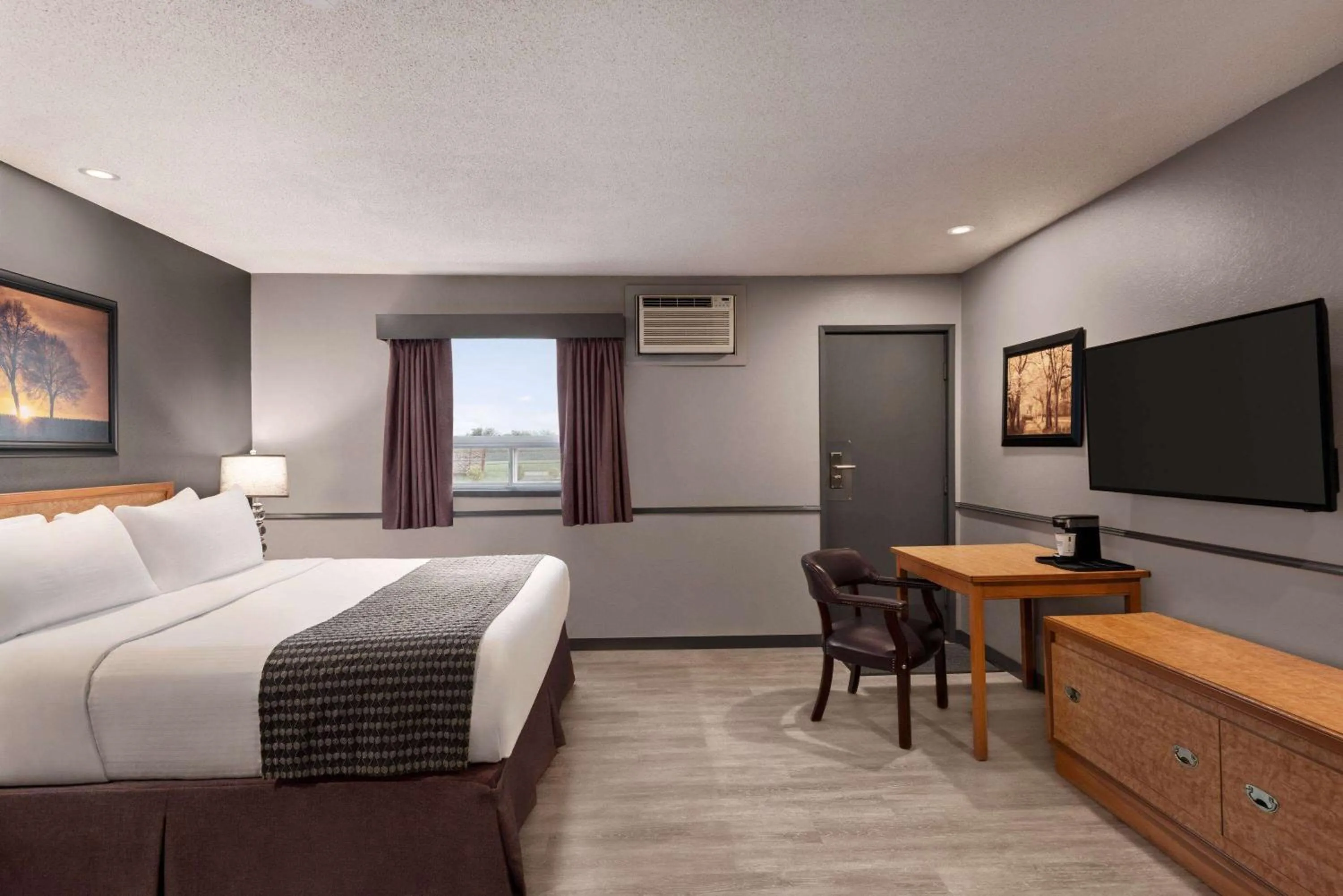 Photo of the whole room, Bed in Travelodge by Wyndham Brandon