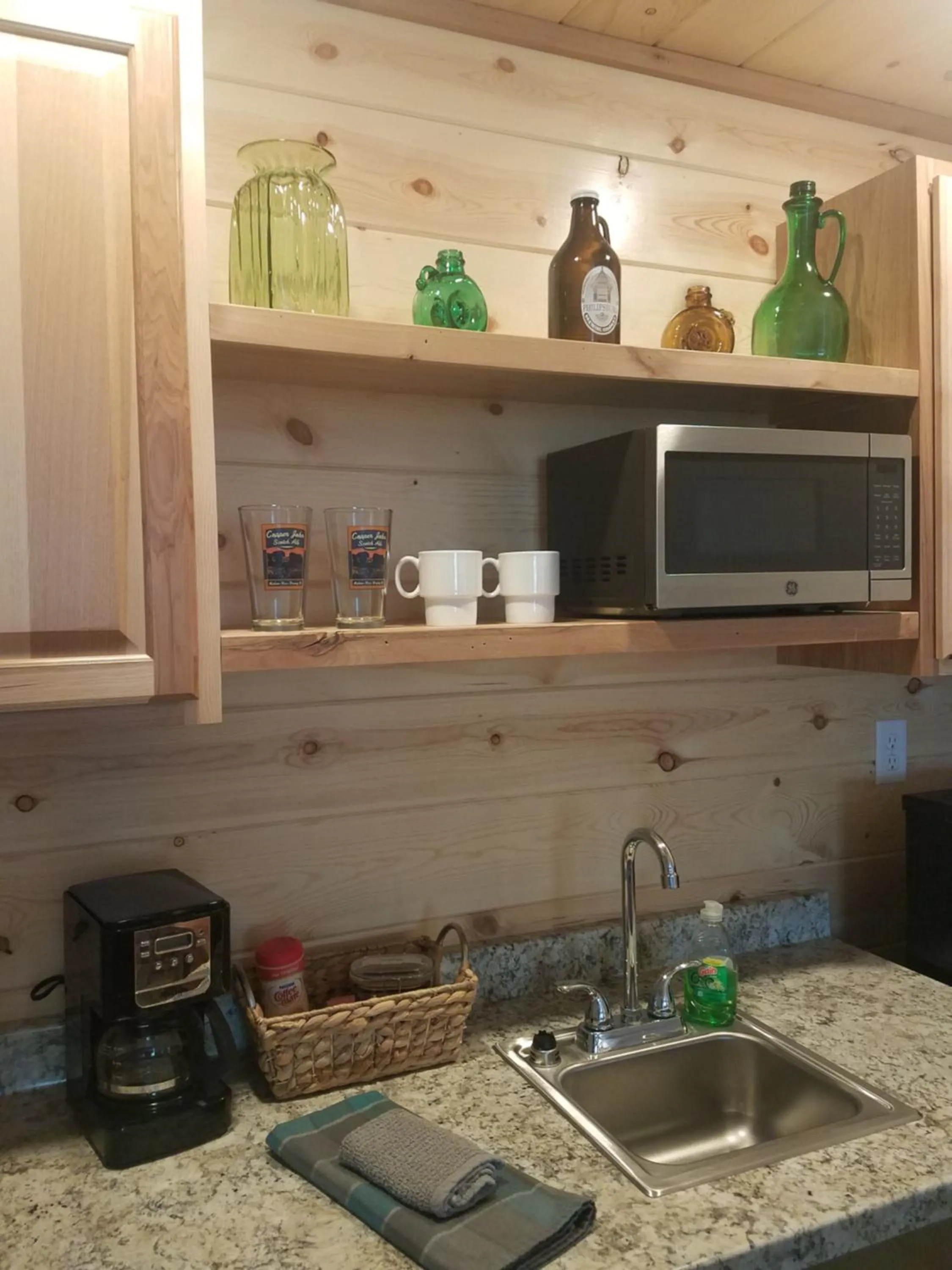 Kitchen or kitchenette in 406 Lodge at Yellowstone