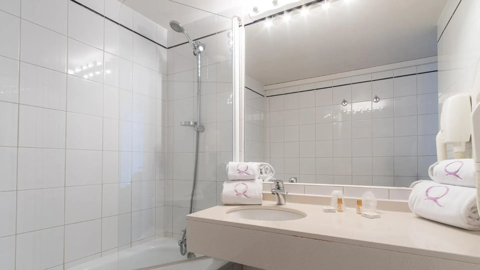 Bathroom in Hôtel Ours Blanc - Centre