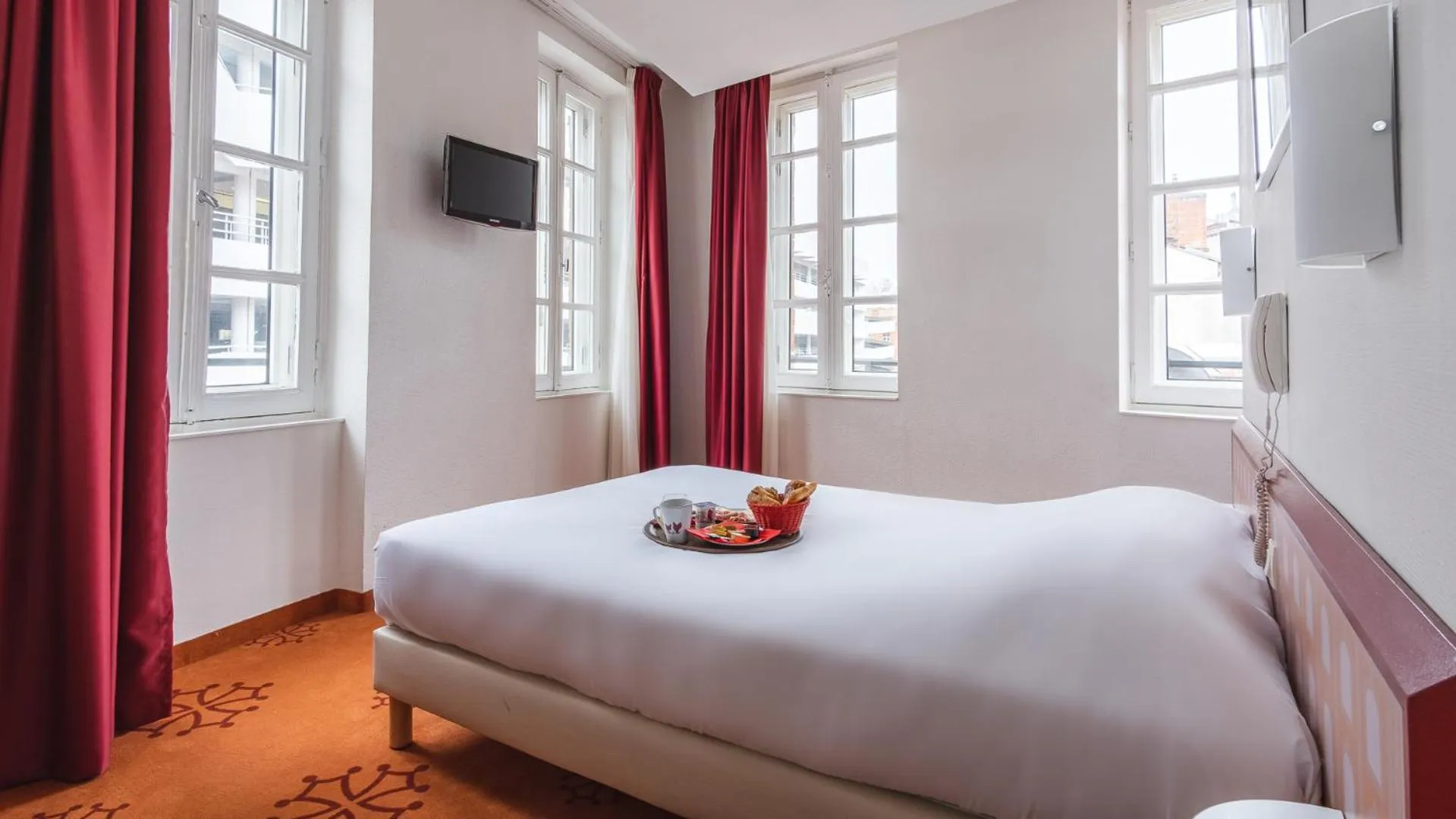 Bed in Hôtel Ours Blanc - Centre