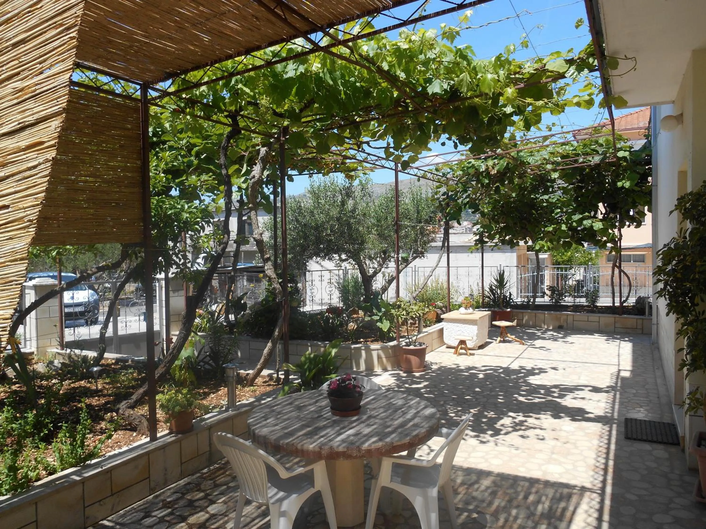 Garden in Apartments Brešan