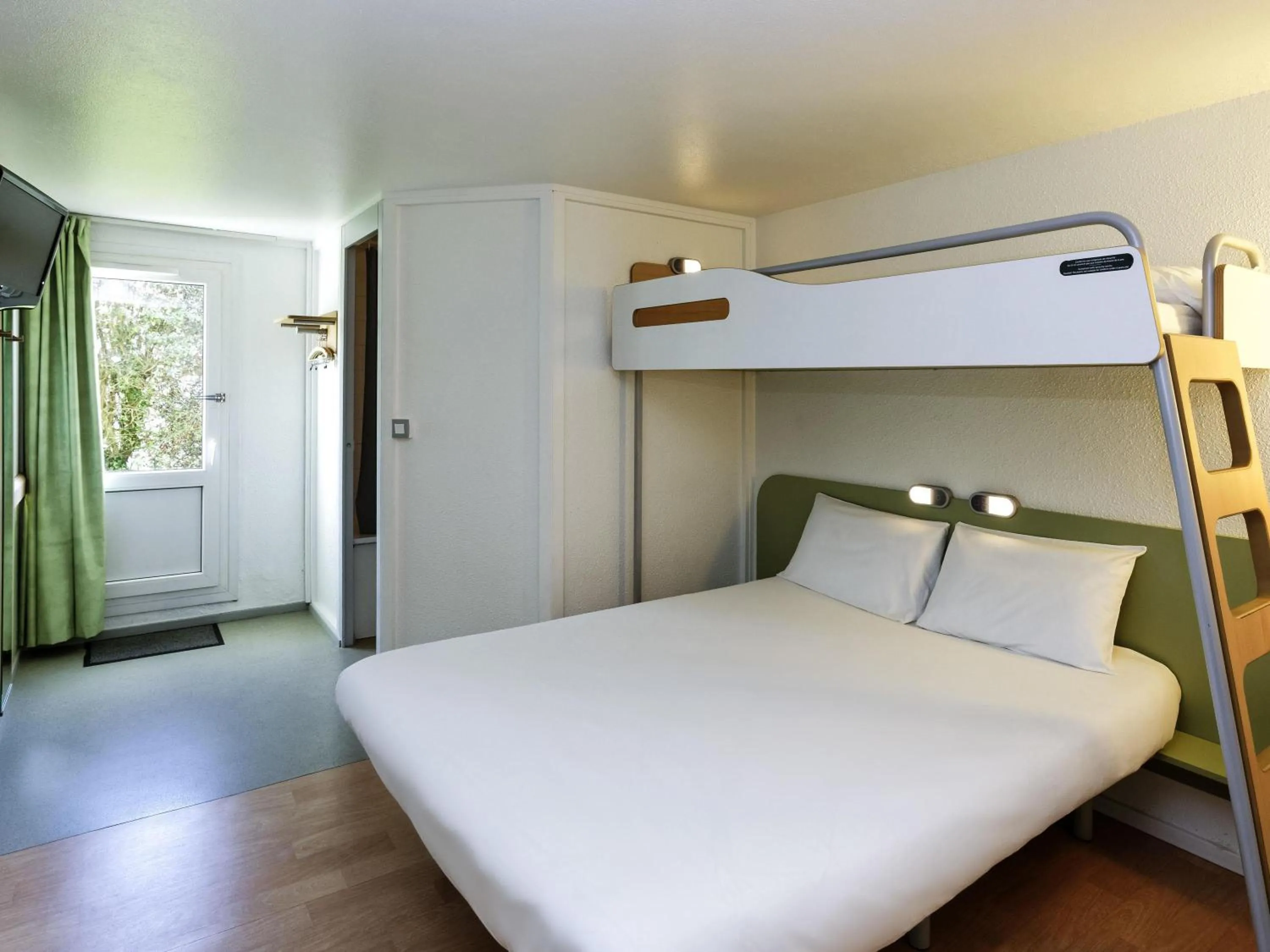 Bedroom, Bed in Ibis budget Lorient Caudan