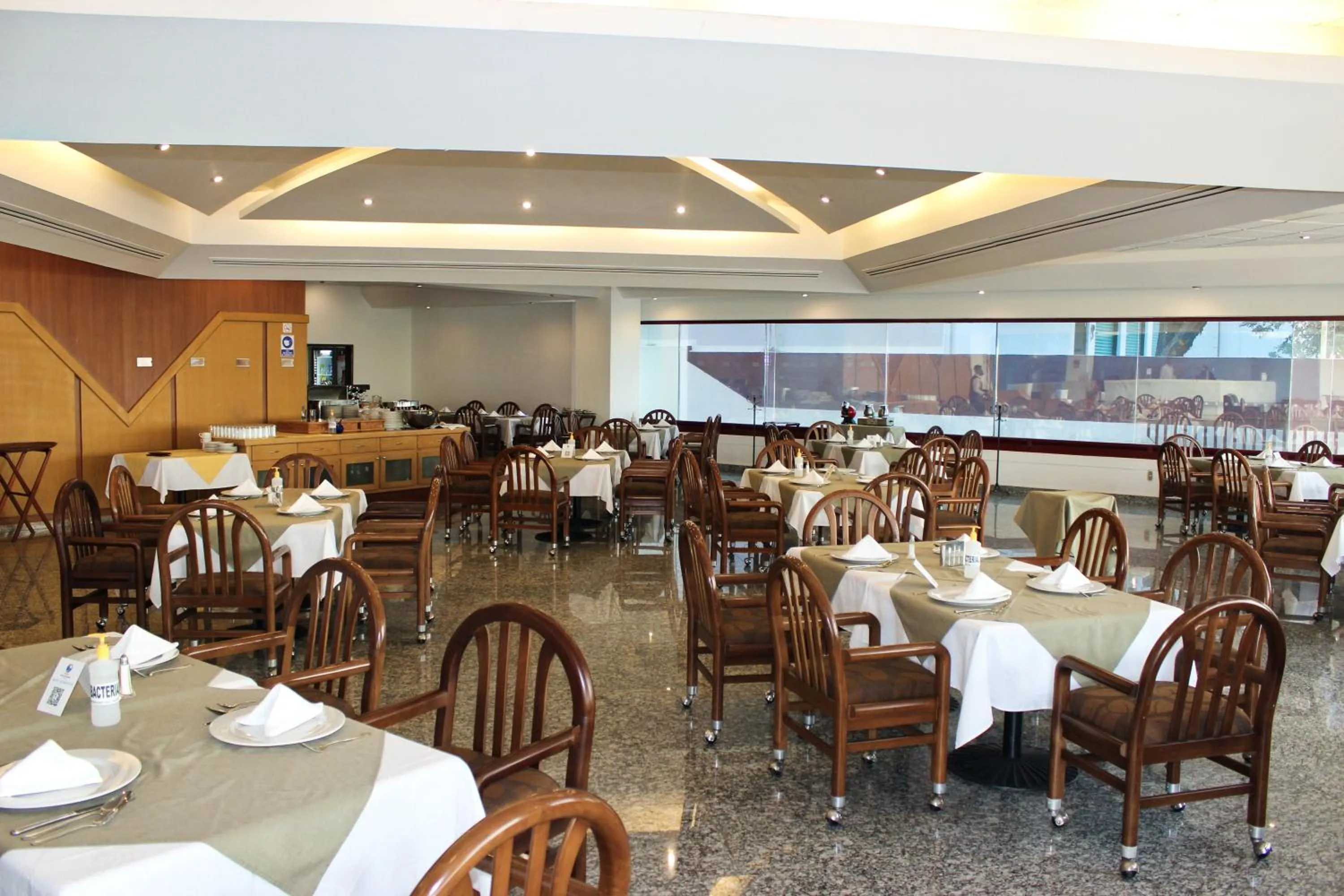 Restaurant/places to eat in Hotel San Juan Park