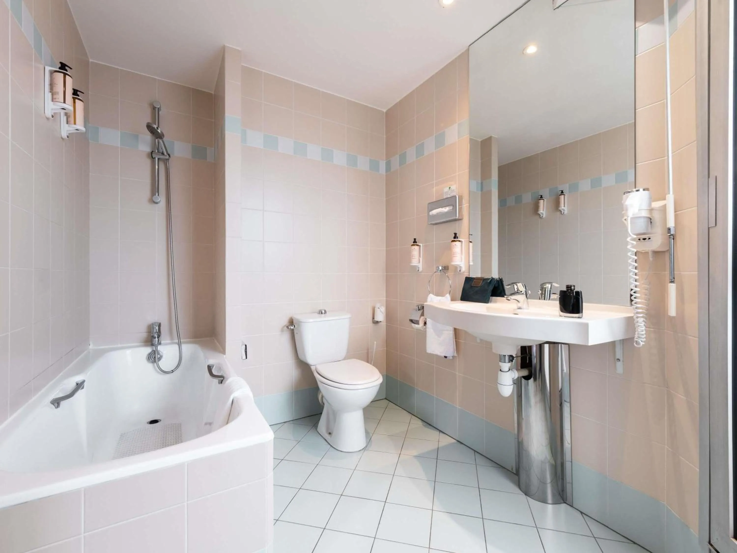 Bedroom in Mercure Paris Ouest Saint Germain