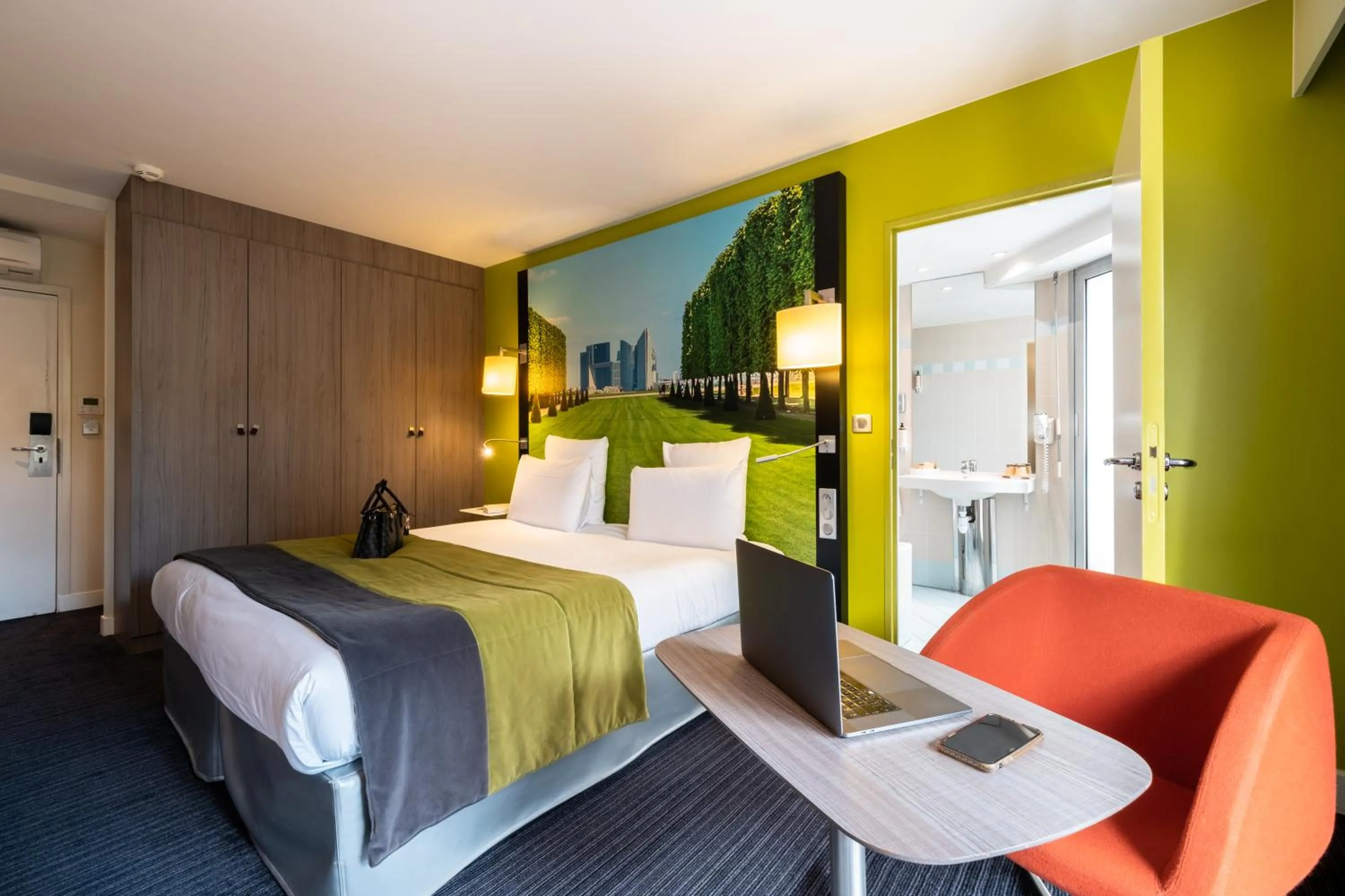 Bed in Mercure Paris Ouest Saint Germain
