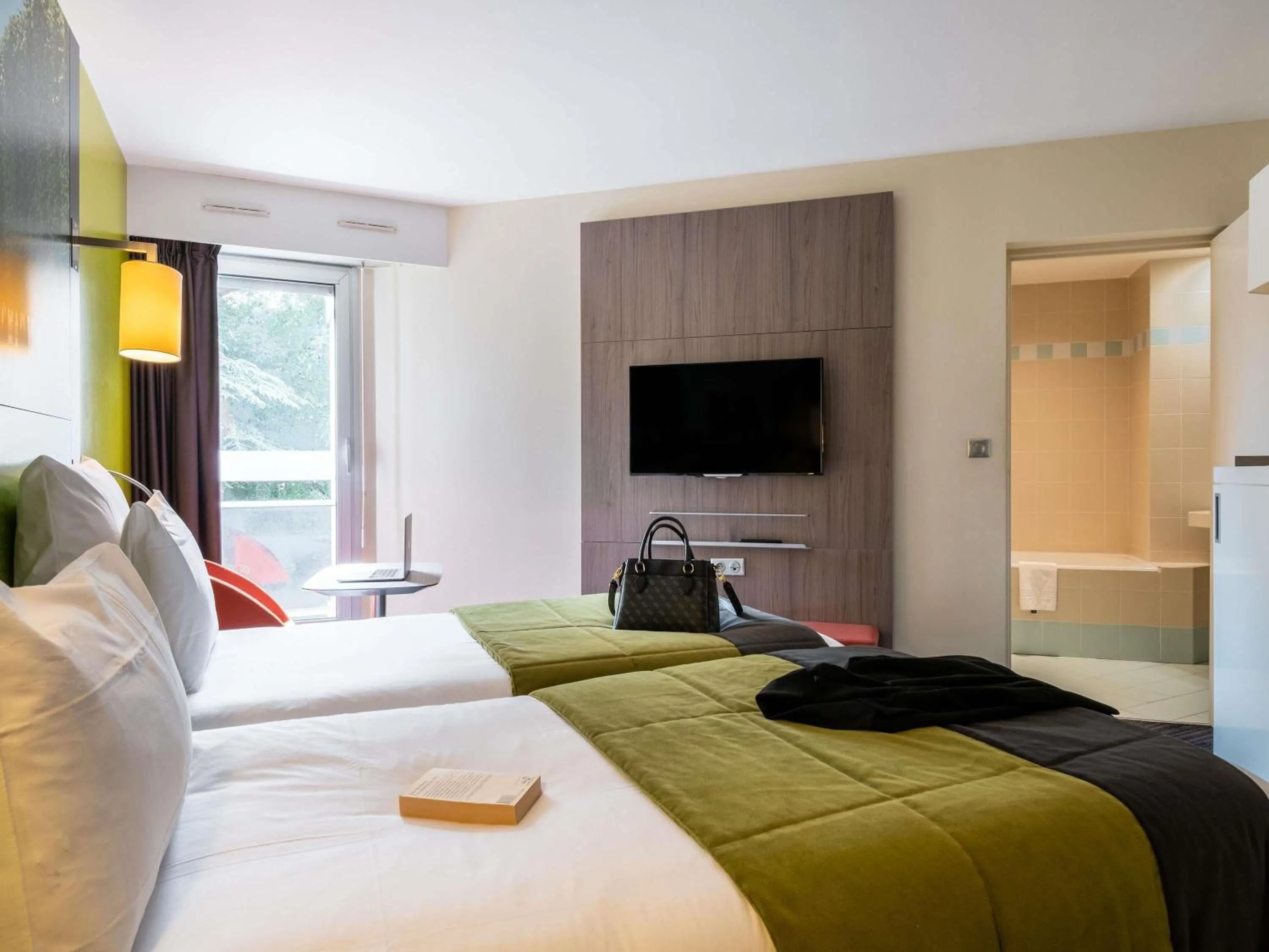 Bedroom, Bed in Mercure Paris Ouest Saint Germain