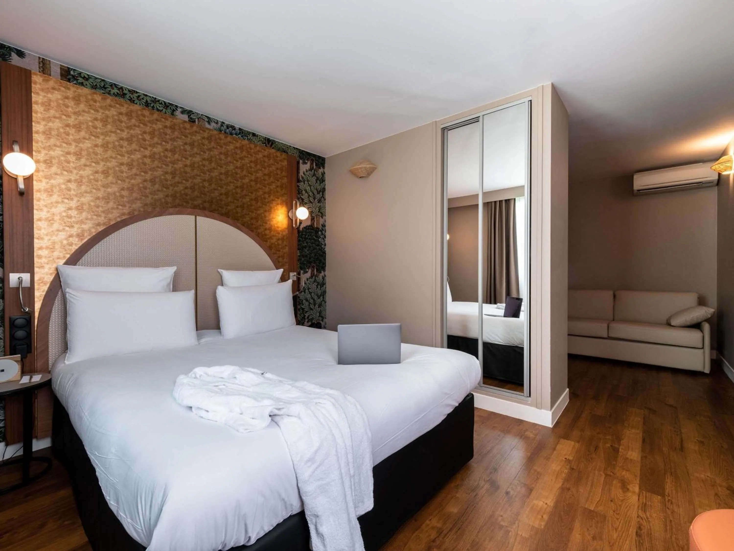Bedroom, Bed in Mercure Paris Ouest Saint Germain