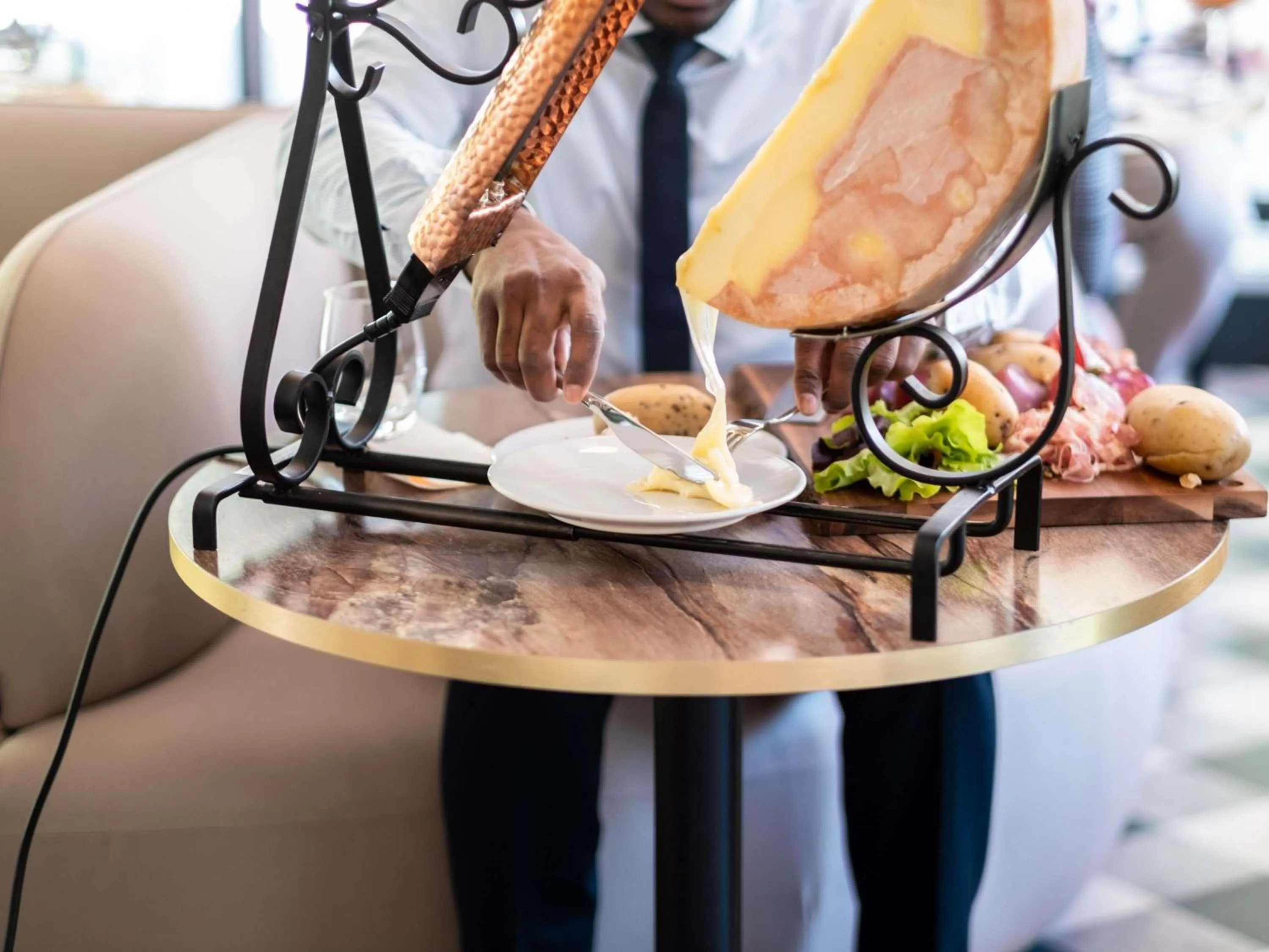 Restaurant/places to eat in Mercure Paris Ouest Saint Germain