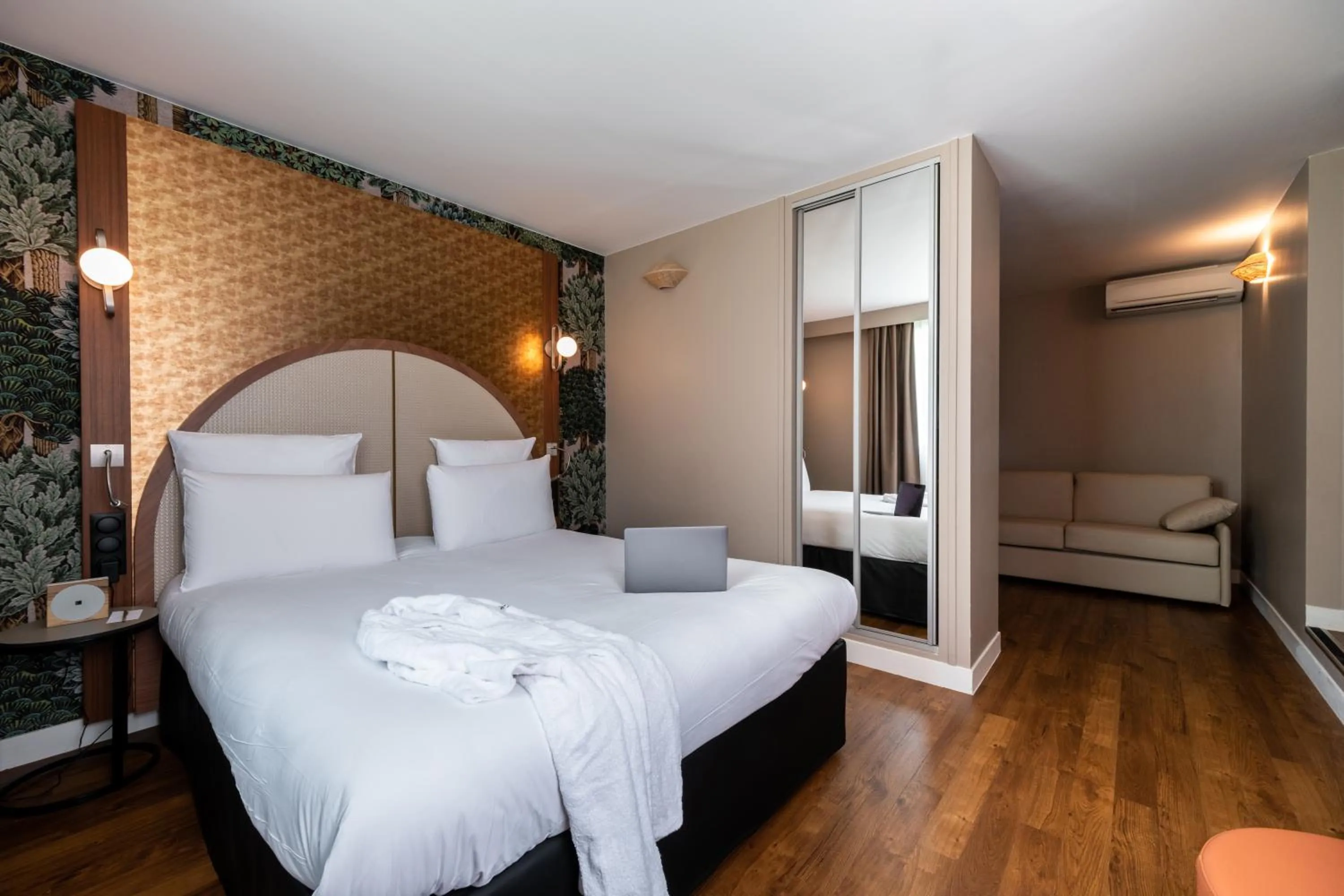 Bed in Mercure Paris Ouest Saint Germain