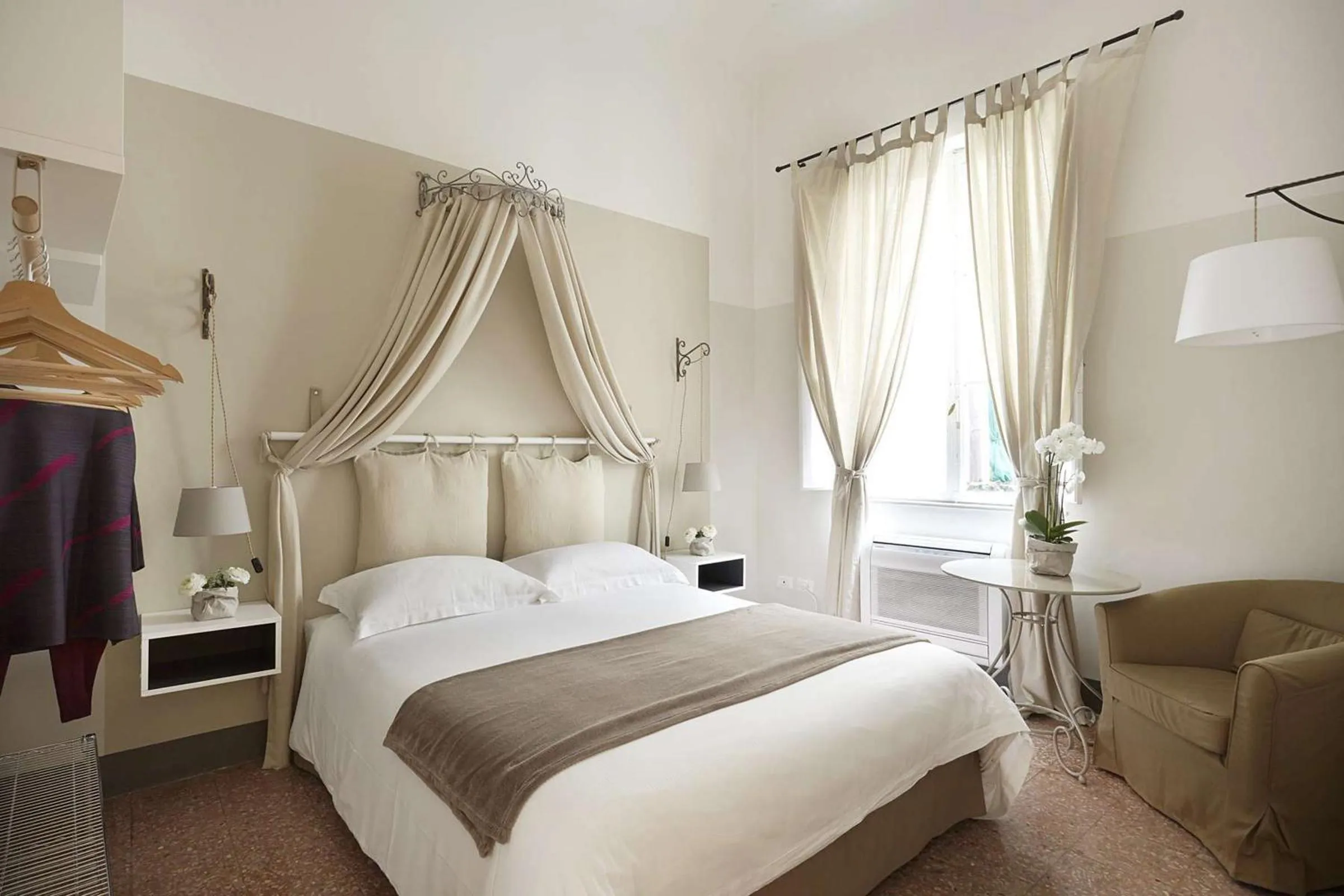 Photo of the whole room, Bed in Yome - Your Home in Florence