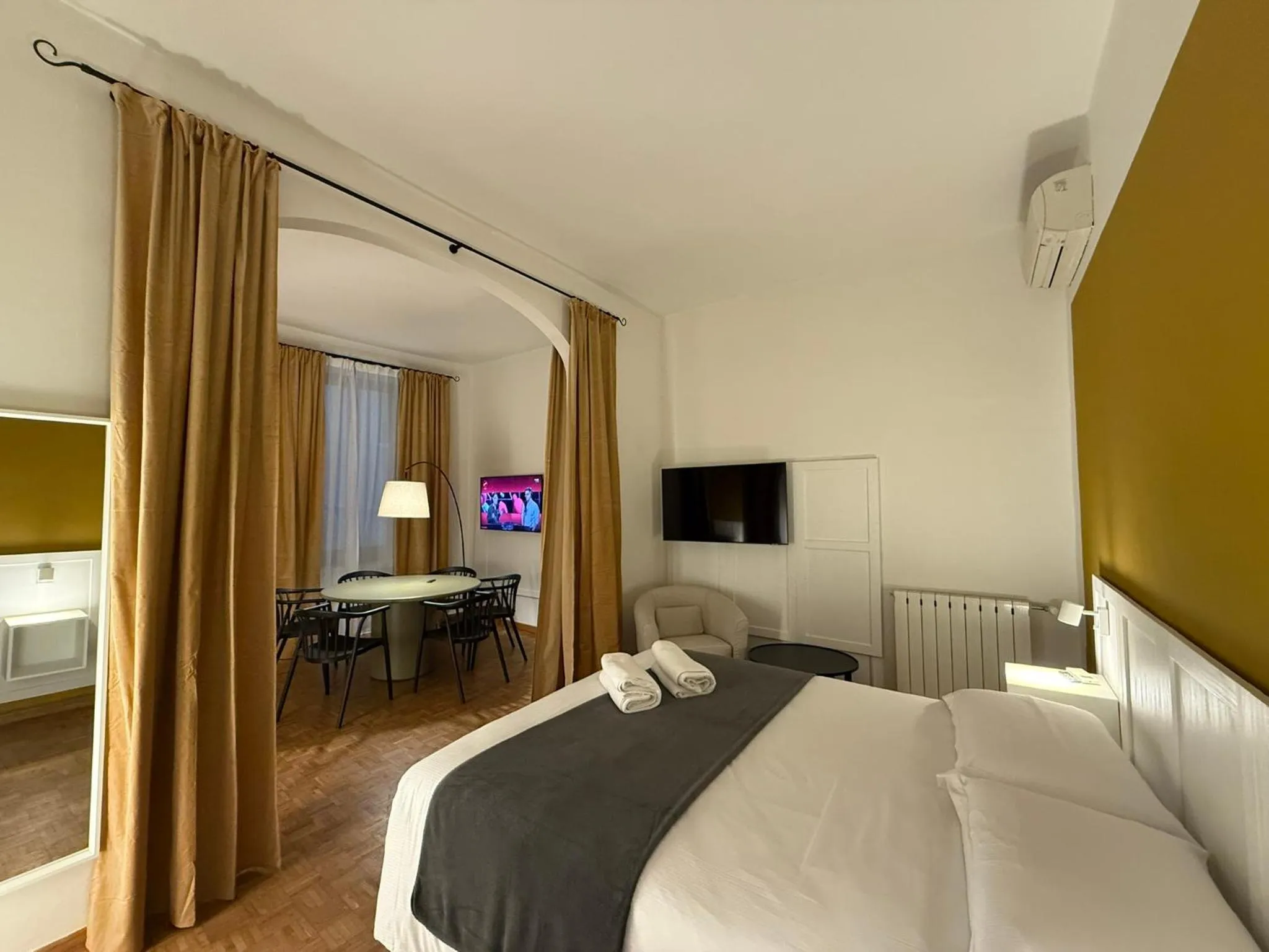 Living room, Bed in Yome - Your Home in Florence